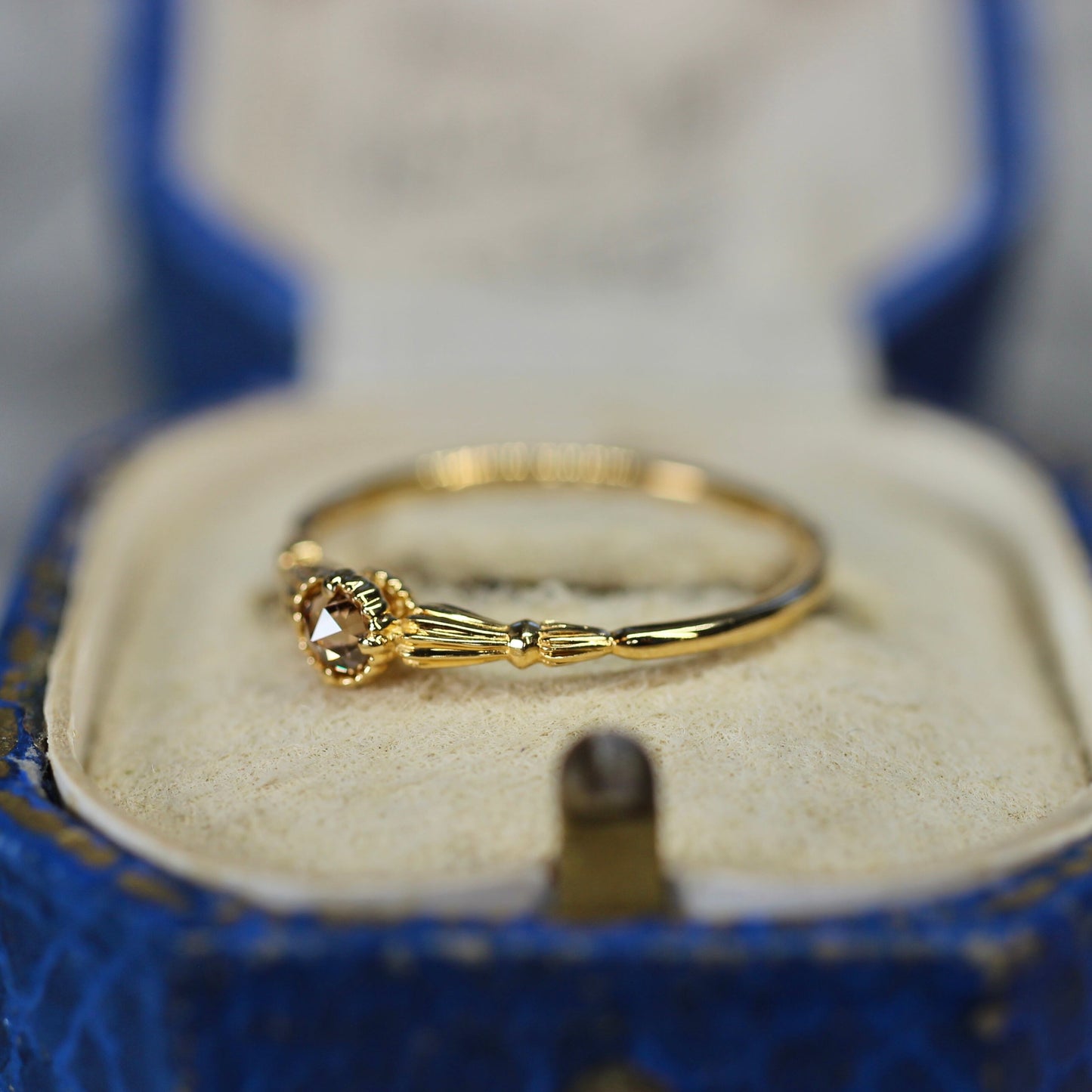 ローズカットブラウンダイヤモンド0.1ct K10YG ミルフレーム×アンティークアーム