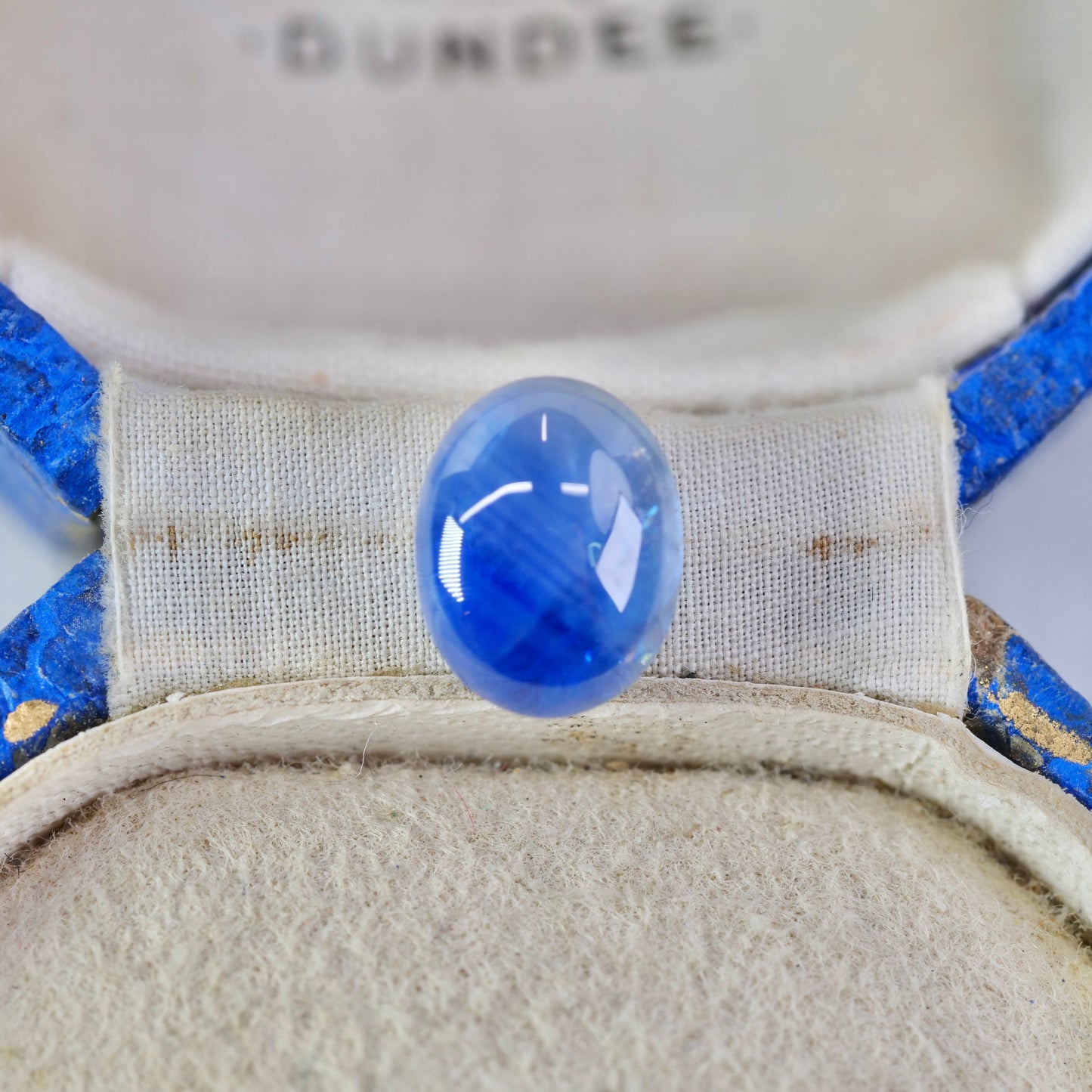 成長線入りサファイア 2.76ct カボションカット 8.5mm×6.7mm×4.1mm【MJ2938】