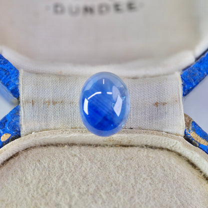 成長線入りサファイア 2.76ct カボションカット 8.5mm×6.7mm×4.1mm【MJ2938】