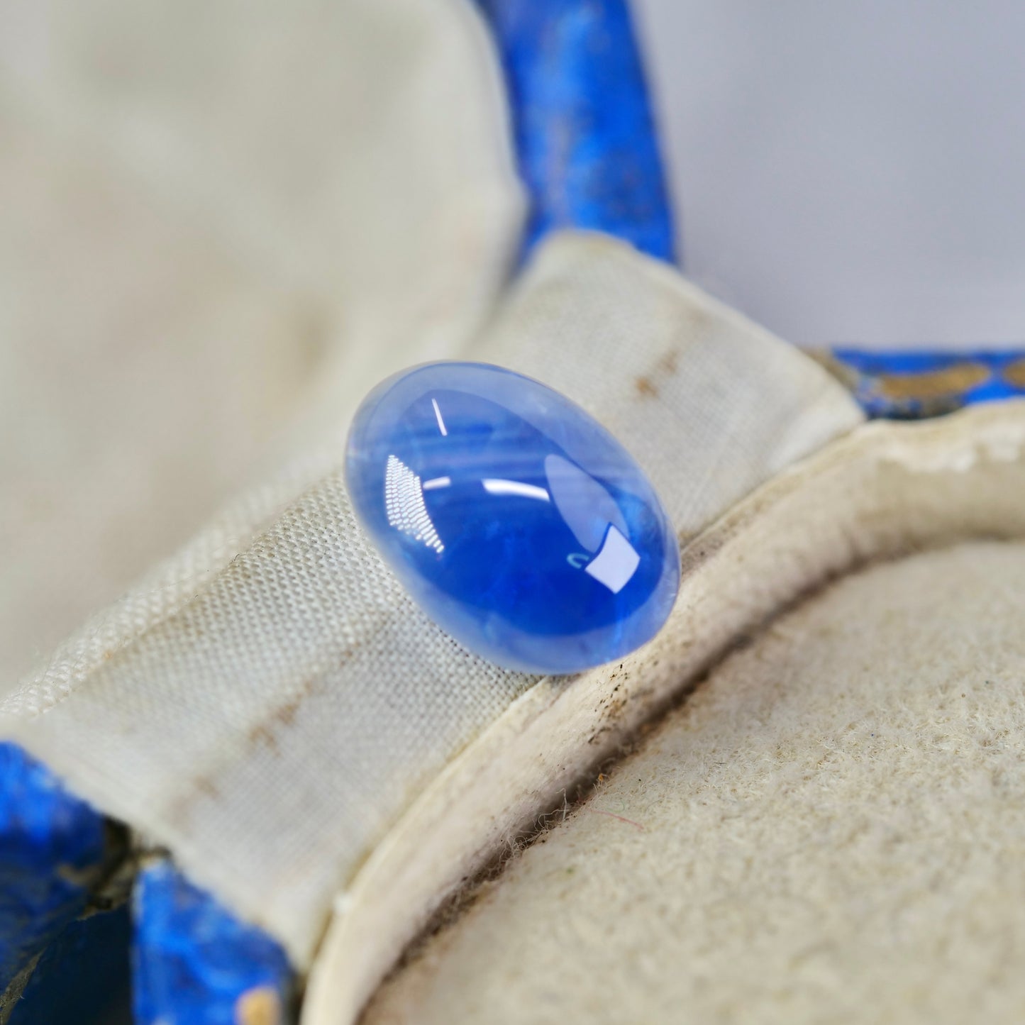 成長線入りサファイア 2.76ct カボションカット 8.5mm×6.7mm×4.1mm【MJ2938】