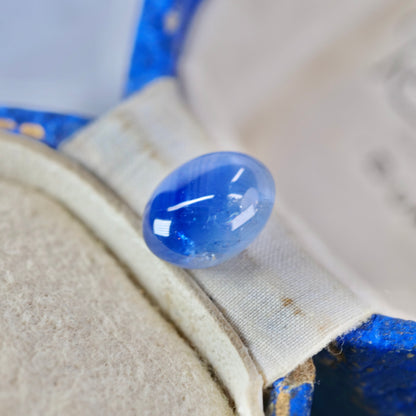成長線入りサファイア 2.76ct カボションカット 8.5mm×6.7mm×4.1mm【MJ2938】