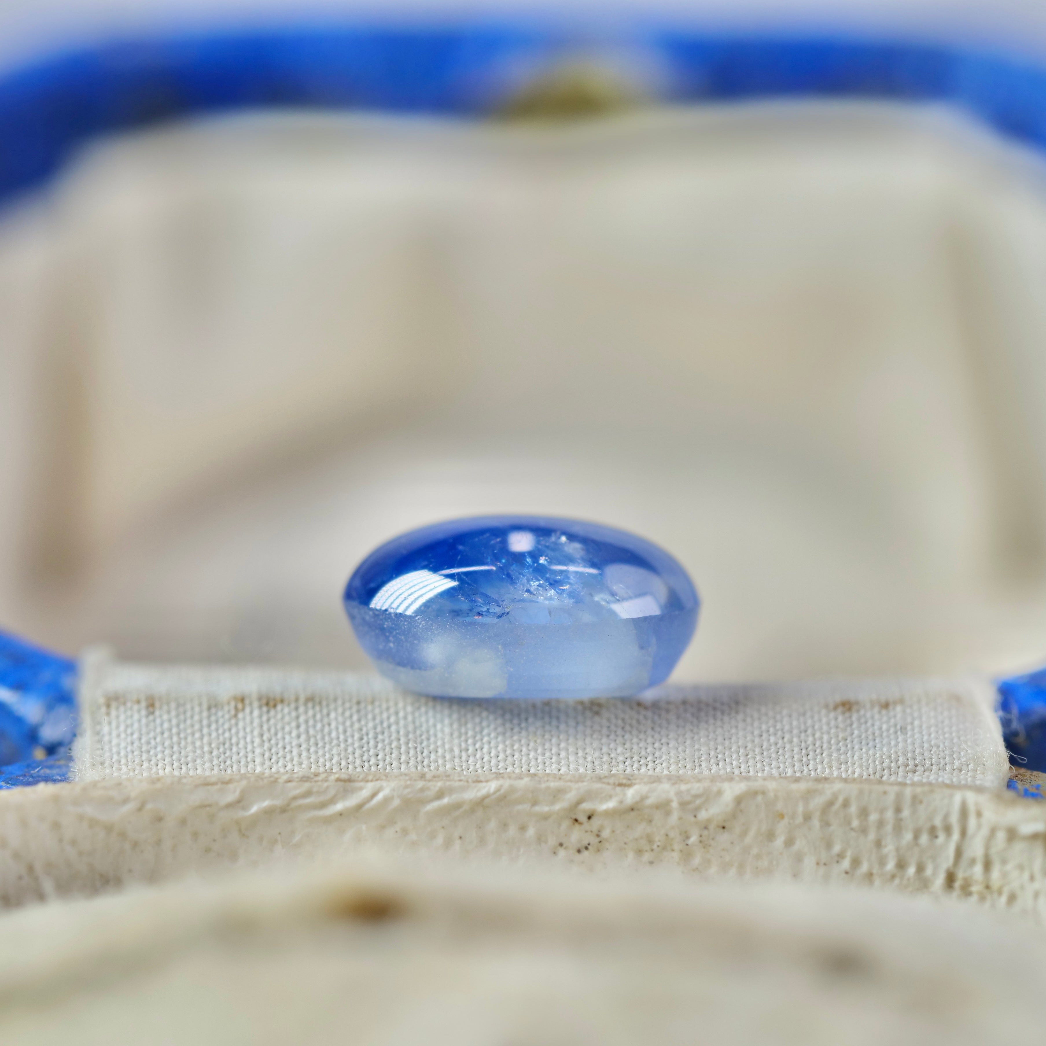 さふぁい 成長線入りサファイア 2.76ct カボションカット 8.5mm×6.7mm×4.1mm