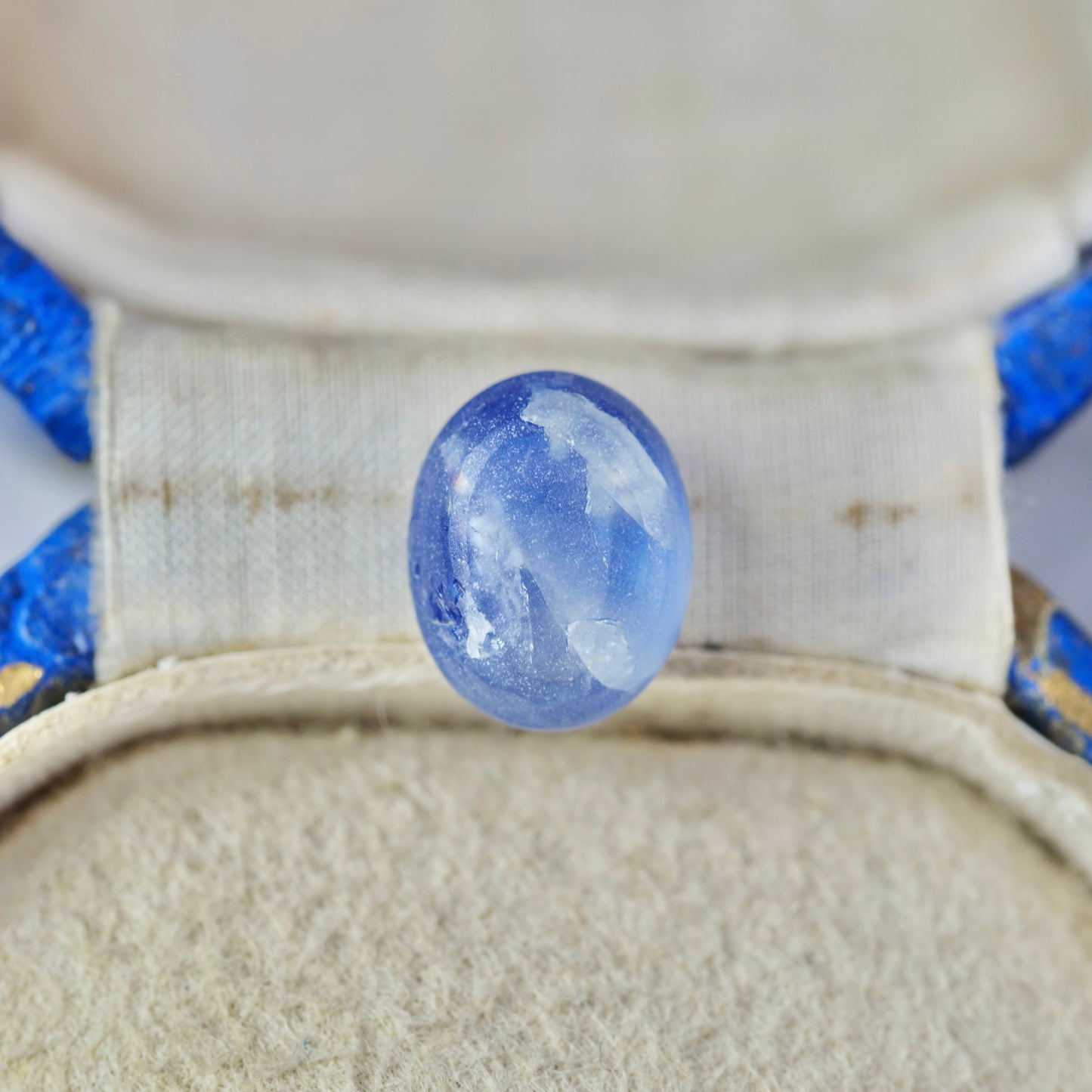 成長線入りサファイア 2.76ct カボションカット 8.5mm×6.7mm×4.1mm【MJ2938】