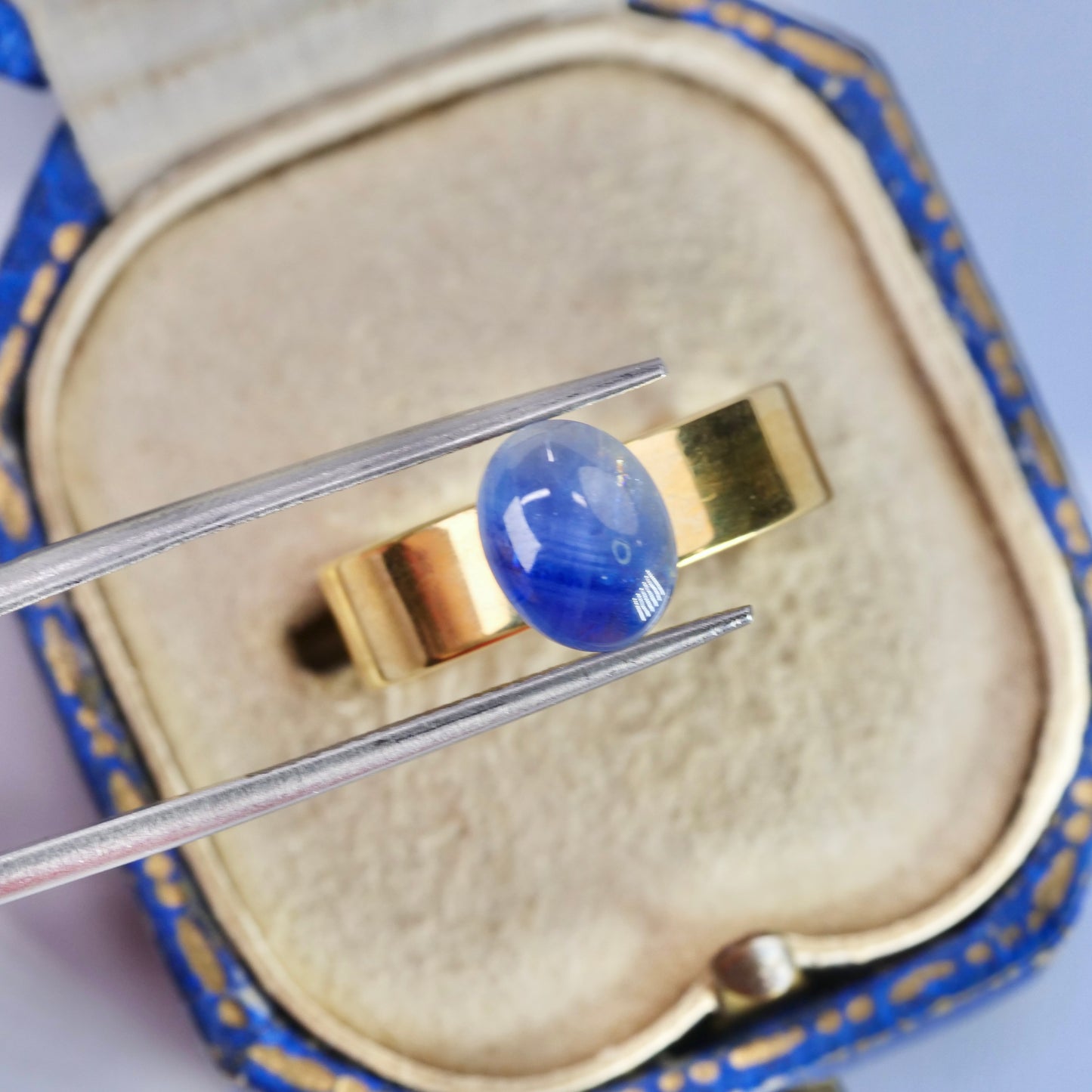 成長線入りサファイア 2.76ct カボションカット 8.5mm×6.7mm×4.1mm【MJ2938】