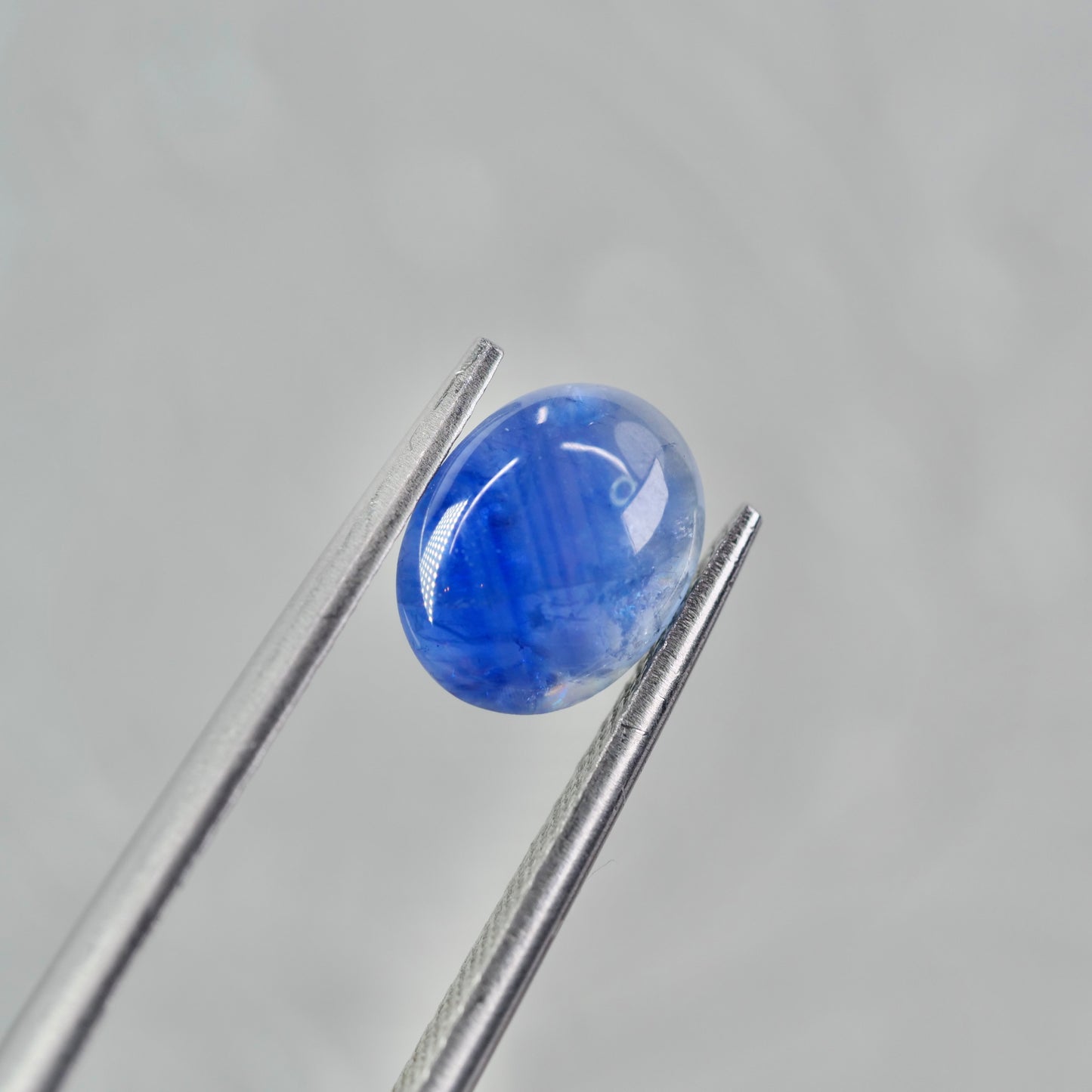 成長線入りサファイア 2.76ct カボションカット 8.5mm×6.7mm×4.1mm【MJ2938】