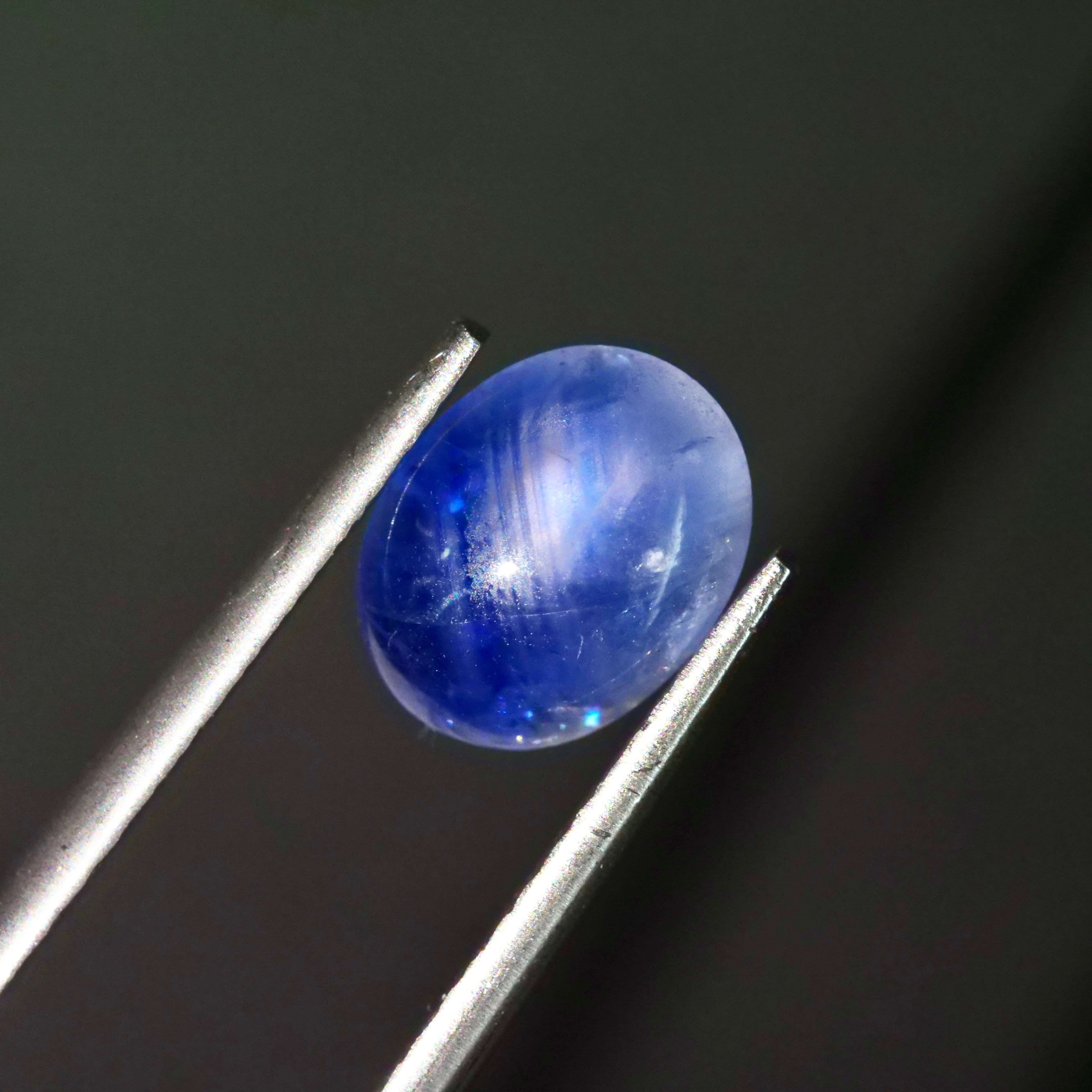 成長線入りサファイア 2.76ct カボションカット 8.5mm×6.7mm×4.1mm