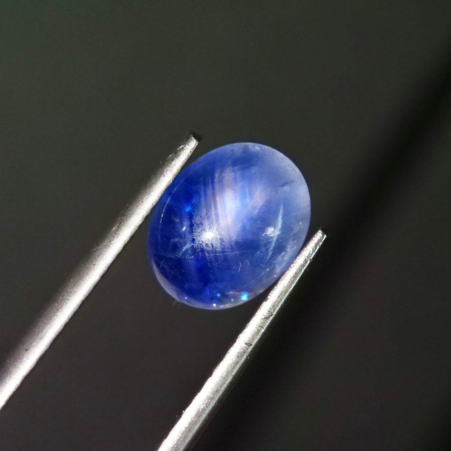 成長線入りサファイア 2.76ct カボションカット 8.5mm×6.7mm×4.1mm【MJ2938】