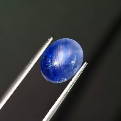成長線入りサファイア 2.76ct カボションカット 8.5mm×6.7mm×4.1mm【MJ2938】