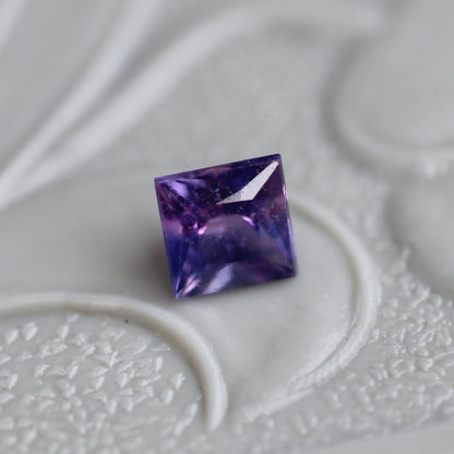 バイカラーサファイア 0.19ct 3mm×3mm 【MJ2419】