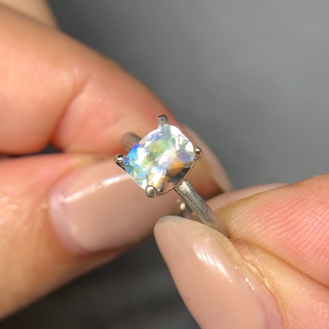 アンデシンラブラドライト 0.71ct 5×7mm マラウイ産 レインボームーンストーン 【MJ2451】