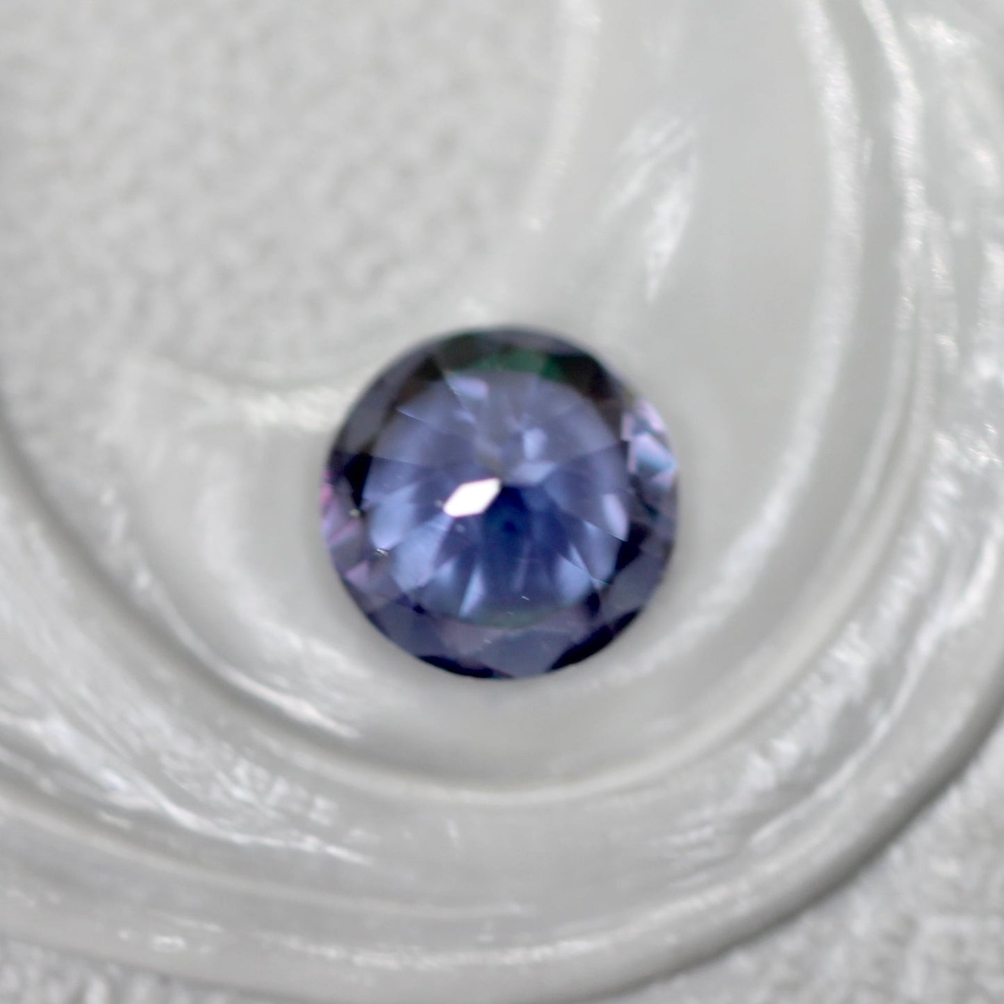 ベキリーブルーガーネット 0.39ct ラウンドカット  4.3mm×4.3mm×2.9mm【MJ2562】