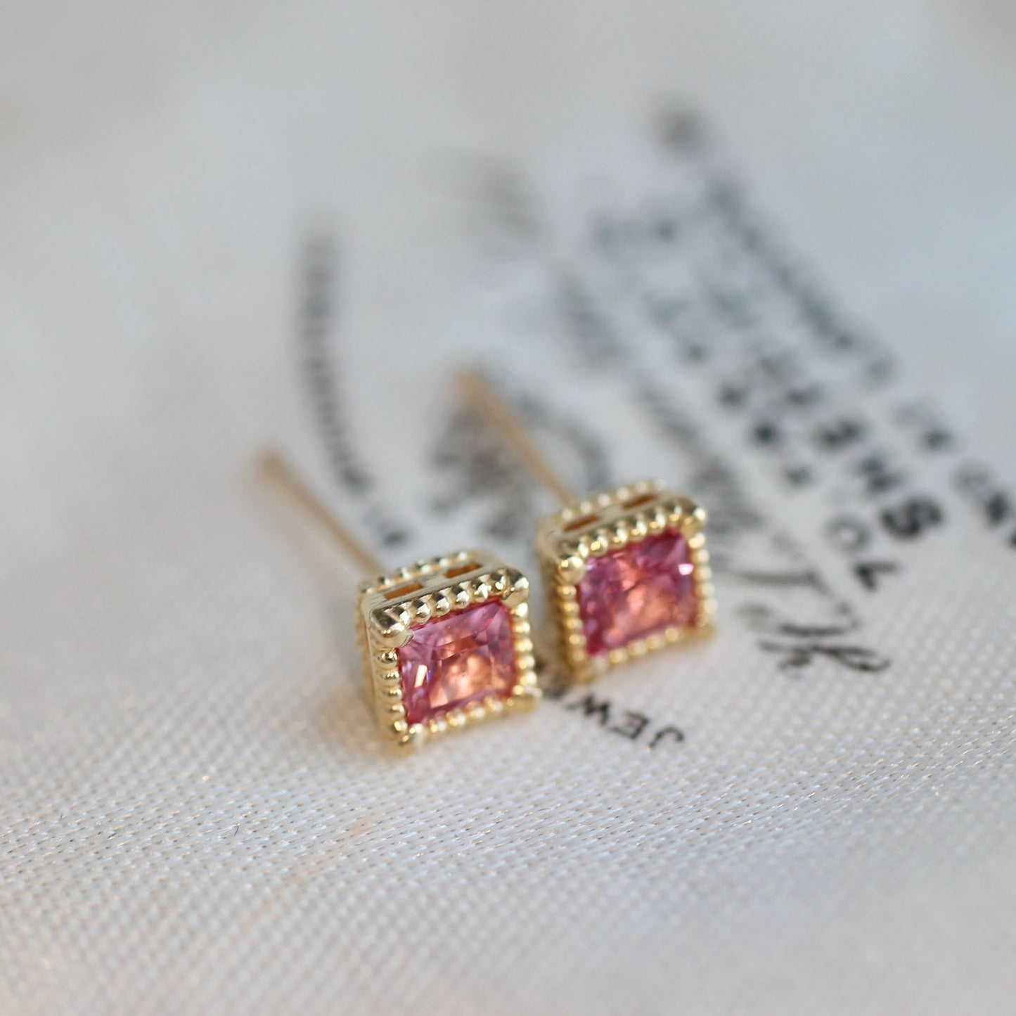 アヤナスピネル 3mm×3mm K18YG ミルフレーム ピアス 片耳 【MJ2498】