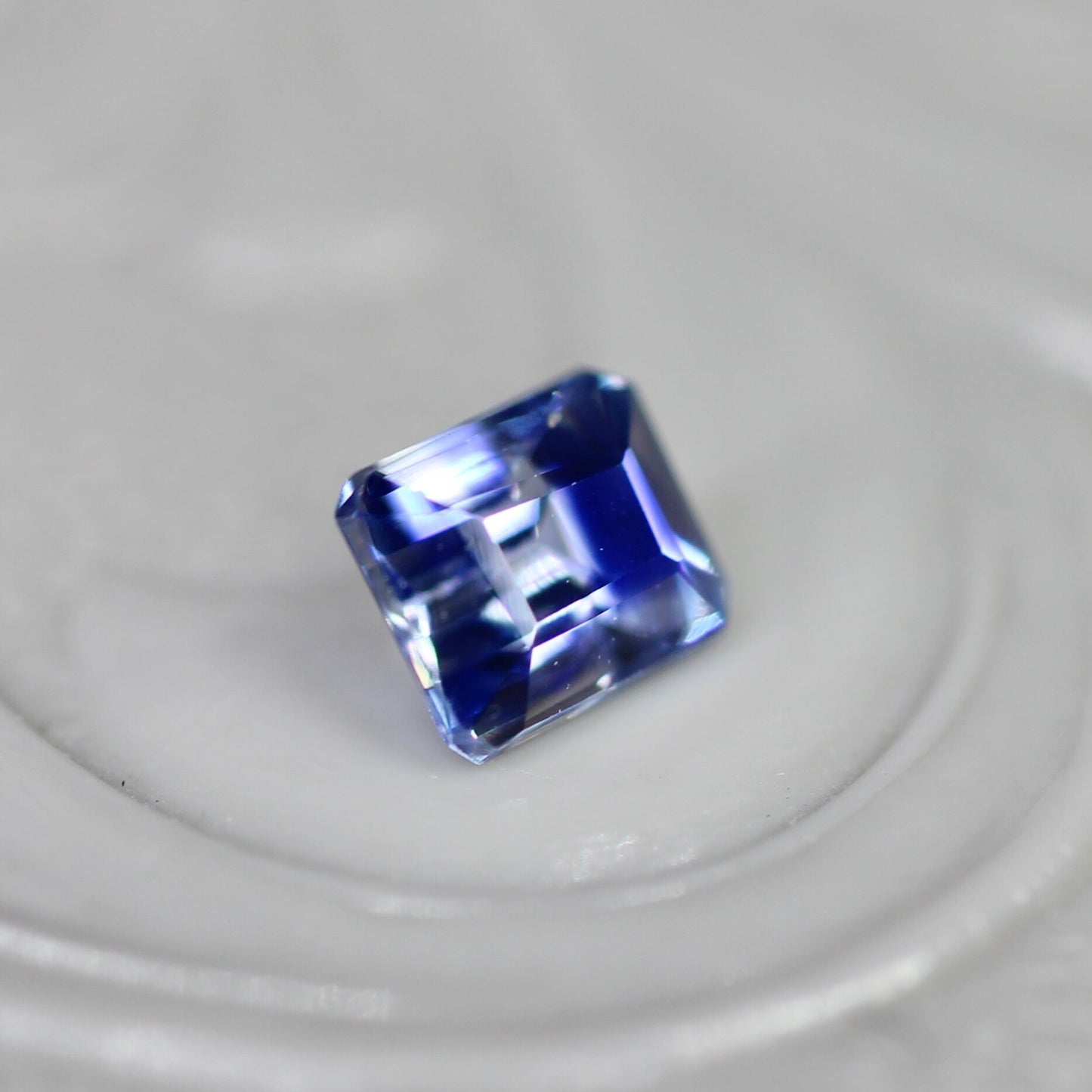 バイカラーサファイア 0.34ct エメラルドカット 4.2mm×3.5mm×2.8mm【MJ2710】