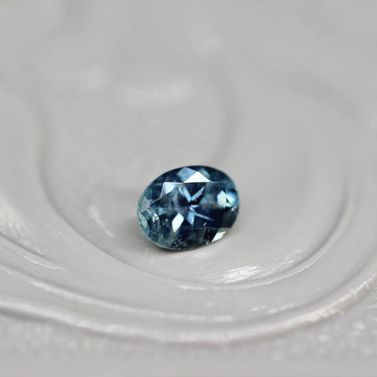 モンタナサファイア 0.21ct オーバルカット 3.8mm×2.7mm×1.5mm 【MJ2632】