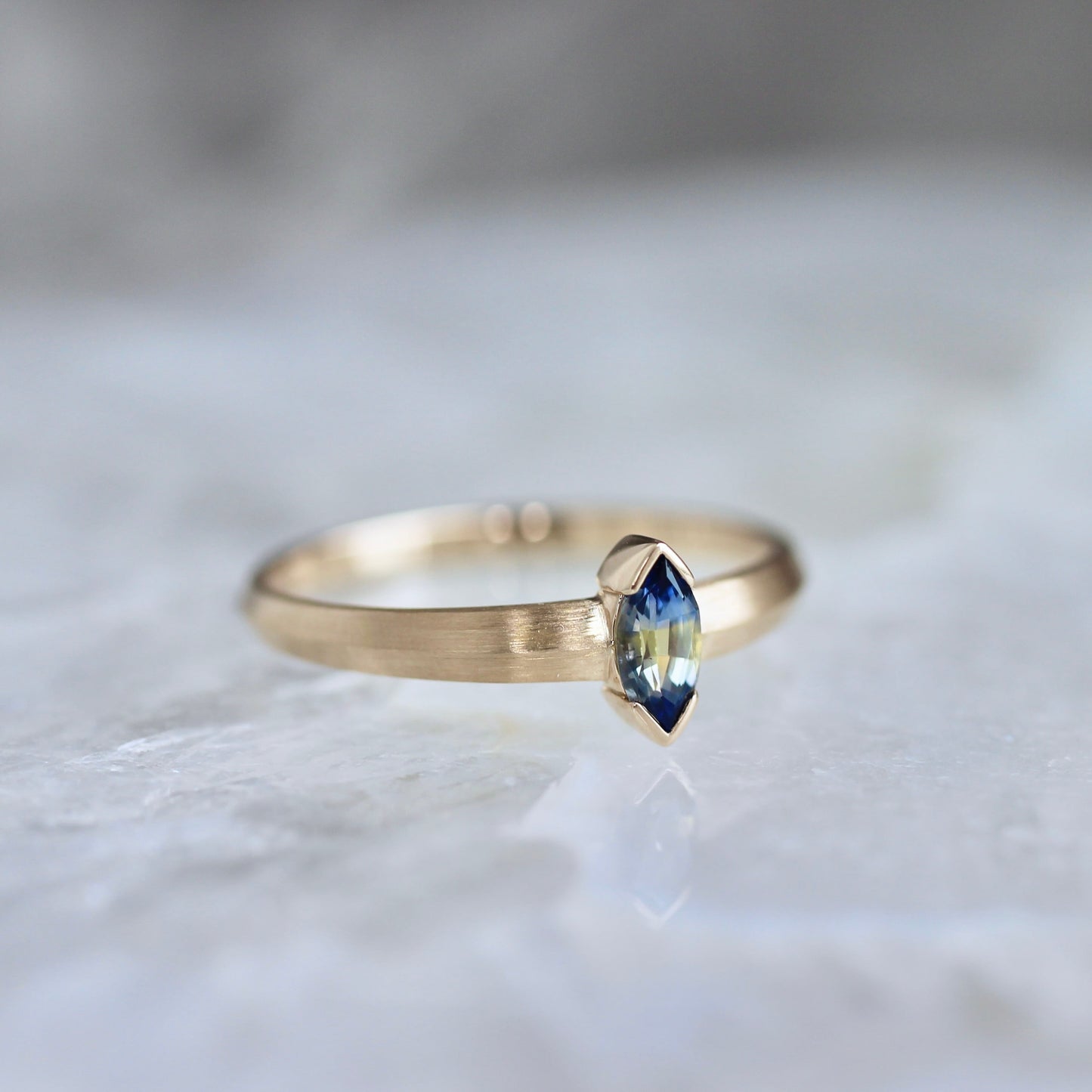 バイカラーサファイア 0.24ct マーキスカット K10YG リング 【MJ2454】