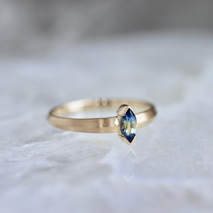 バイカラーサファイア 0.24ct マーキスカット K10YG リング 【MJ2454】