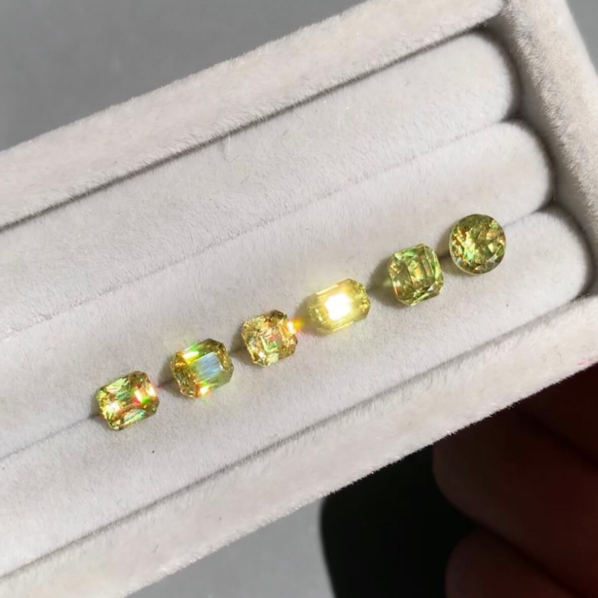 スフェーン 0.75ct ラディアントミックスカット 3.4mm×5.0mm×3.5mm【MJ2723】