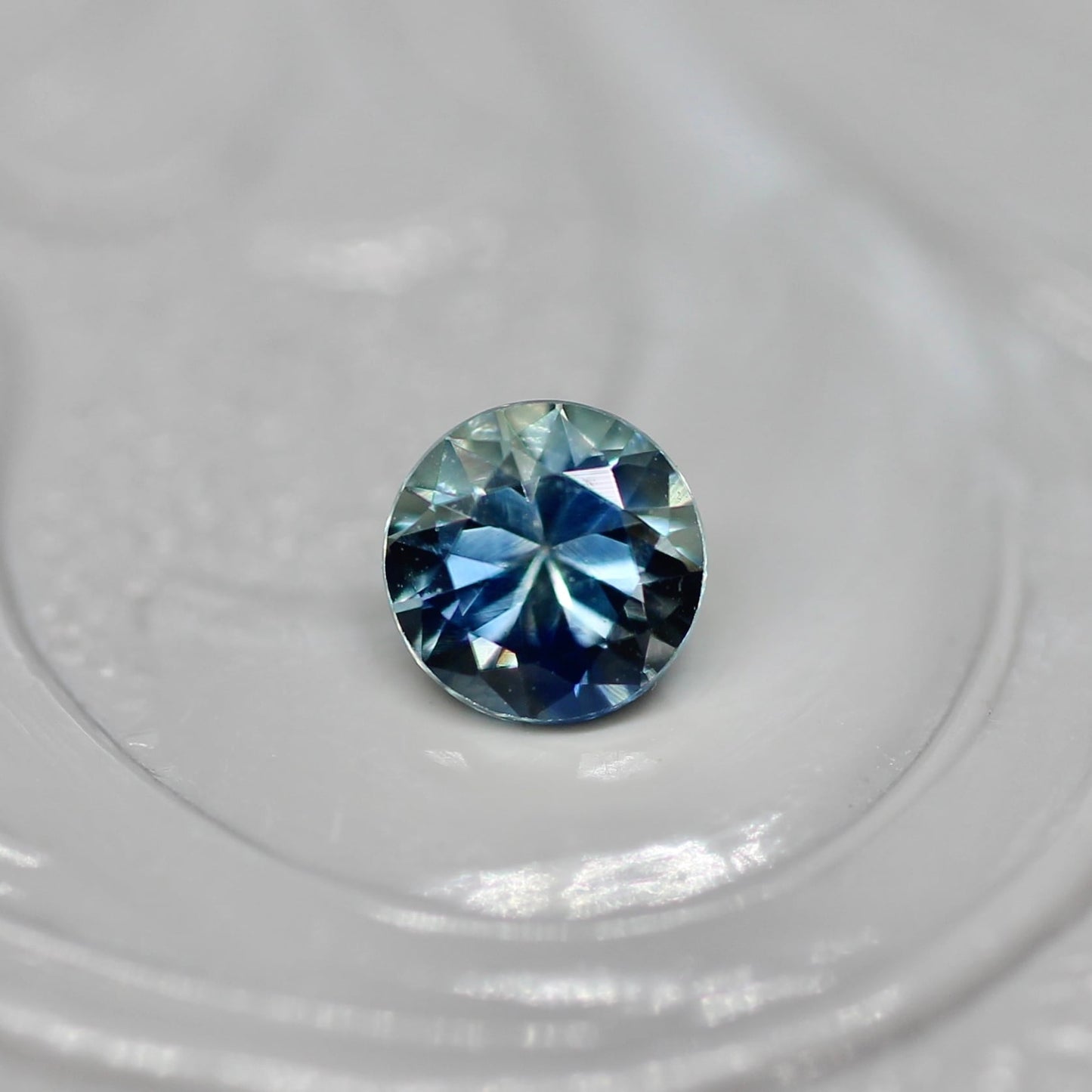 モンタナサファイア 0.25ct ラウンドカット 3.8mm×3.8mm×2.5mm アメリカ・モンタナ州産 勿忘草【MJ2599】