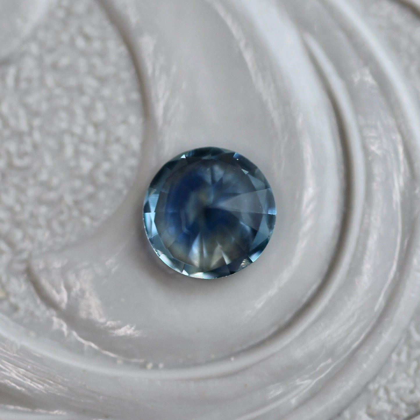 モンタナサファイア 0.27ct 3.7mm アメリカ・モンタナ州産 蘭 【MJ2425】