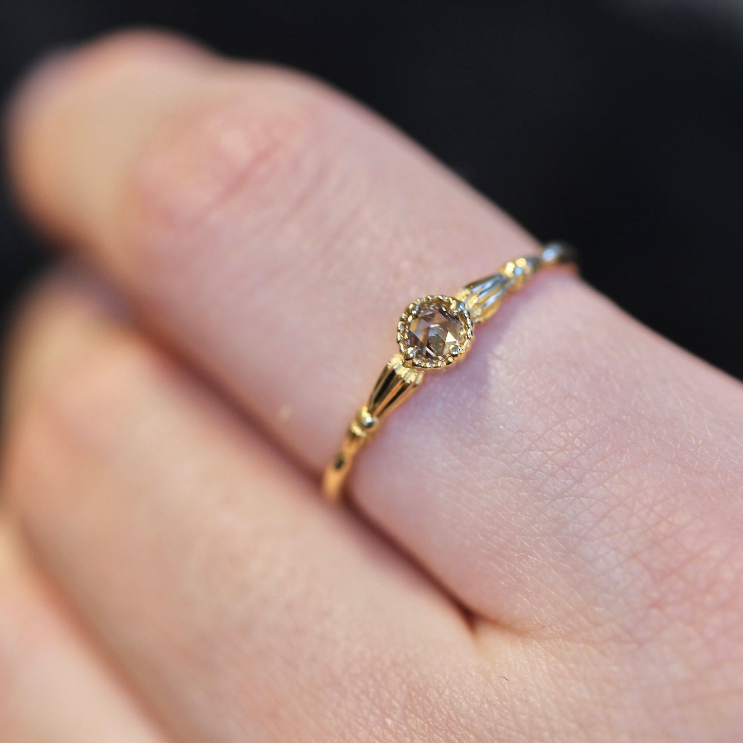 ローズカットブラウンダイヤモンド0.1ct K10YG ミルフレーム×アンティークアーム