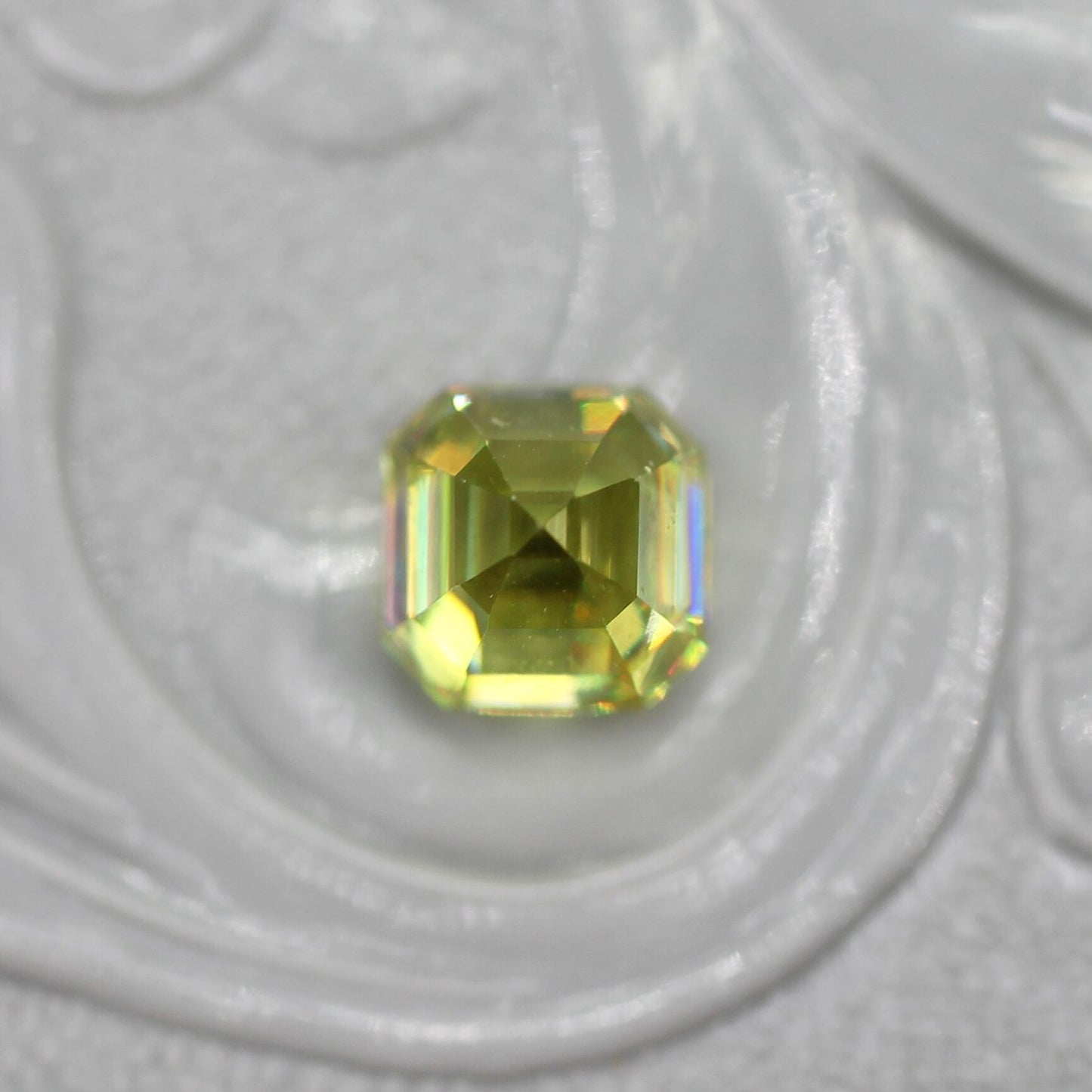 スフェーン 0.82ct ラディアントミックスカット 4.3mm×4.4mm×4.0mm【MJ2722】