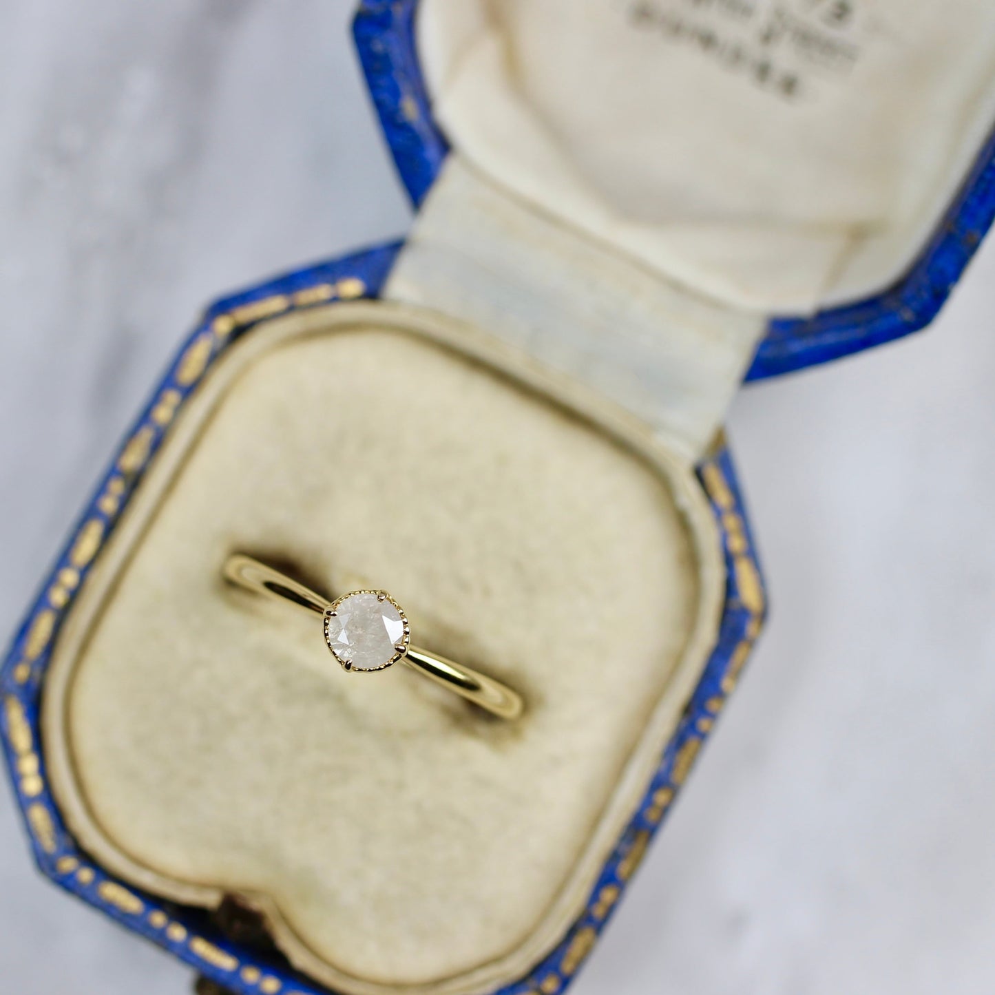 ホワイト系ダイヤモンド 0.22ct K18YG ラウンドブリリアントカット ミルフレーム×テーパーアーム【MJ2841】