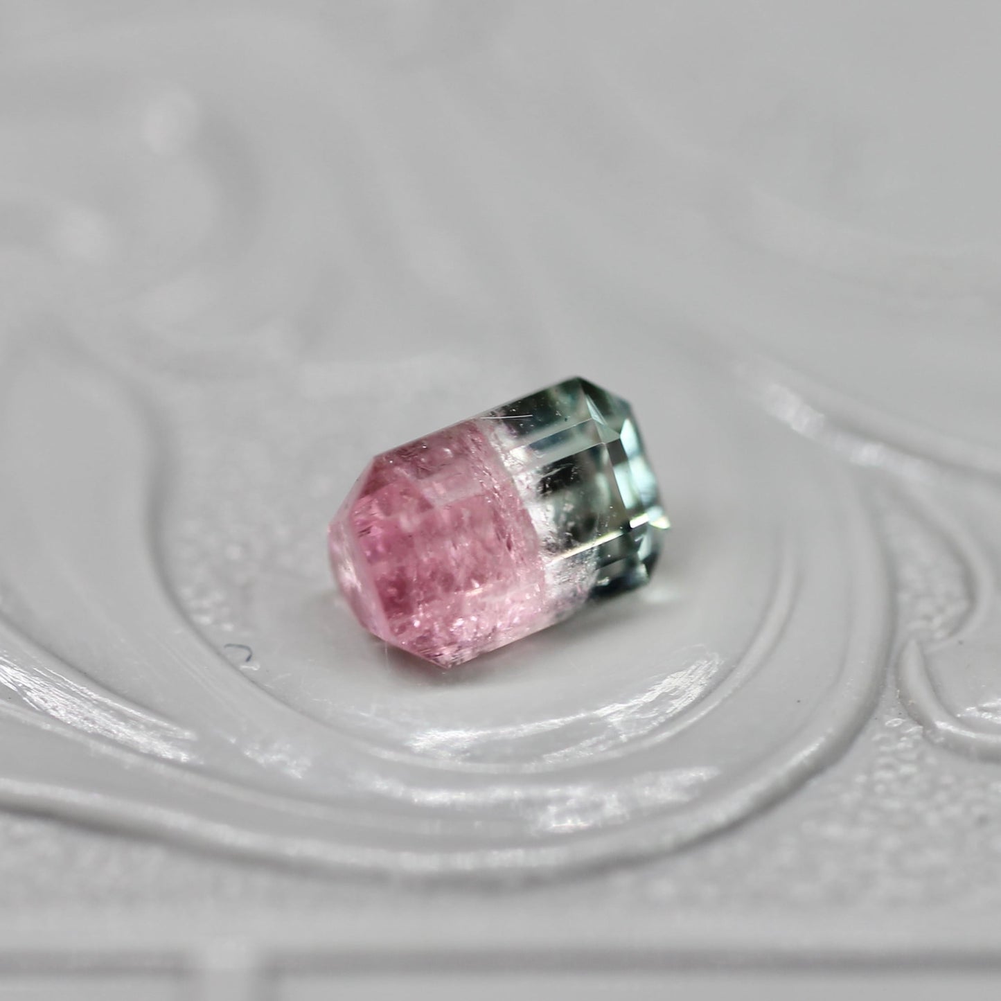 バイカラートルマリン 0.80ct エメラルドカット 6.2mm×4.2mm×3.7mm【MJ2669】