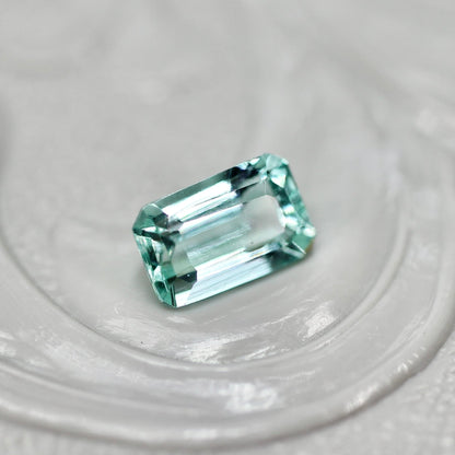 パライバカラーベリル 0.27ct エメラルドカット 5.2mm×3.3mm×2.5mm【MJ2716】