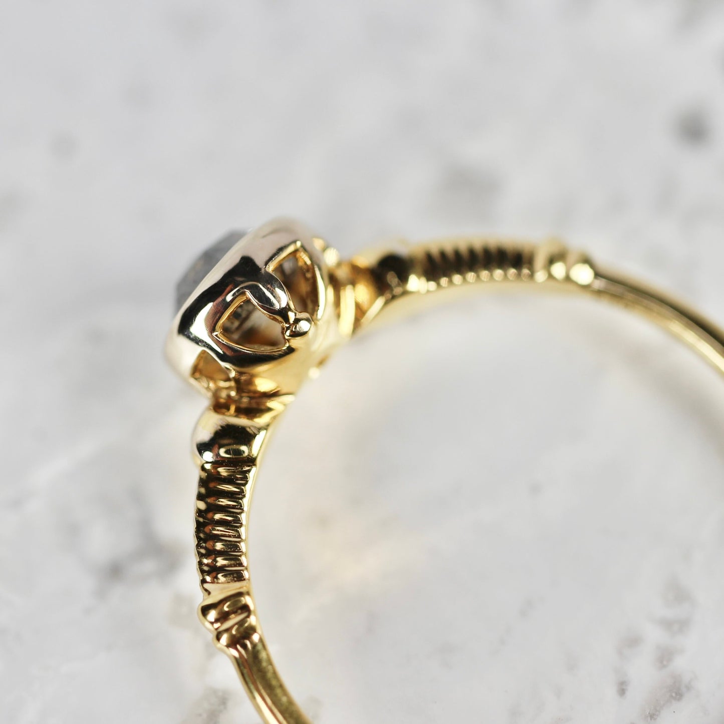 ソルトアンドペッパーダイヤモンド 0.6ct K10YG ラウンドローズカット フクリン(透かし)×ヘリンボーンアーム【MJ2842】