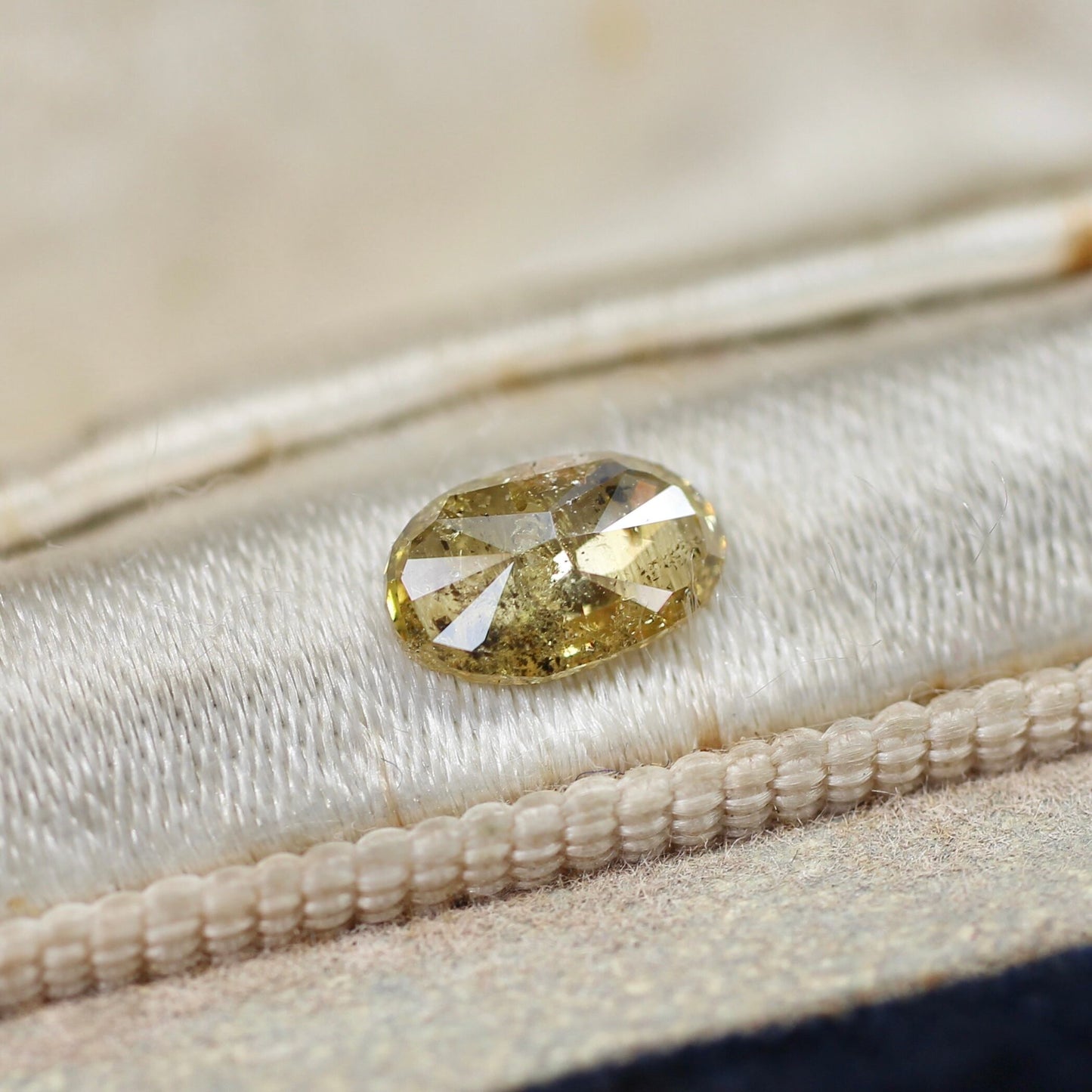 オーバルローズカット ナチュラルダイヤモンド 0.46ct 6.4mm×3.9mm-1.3mm 【MJ2495】