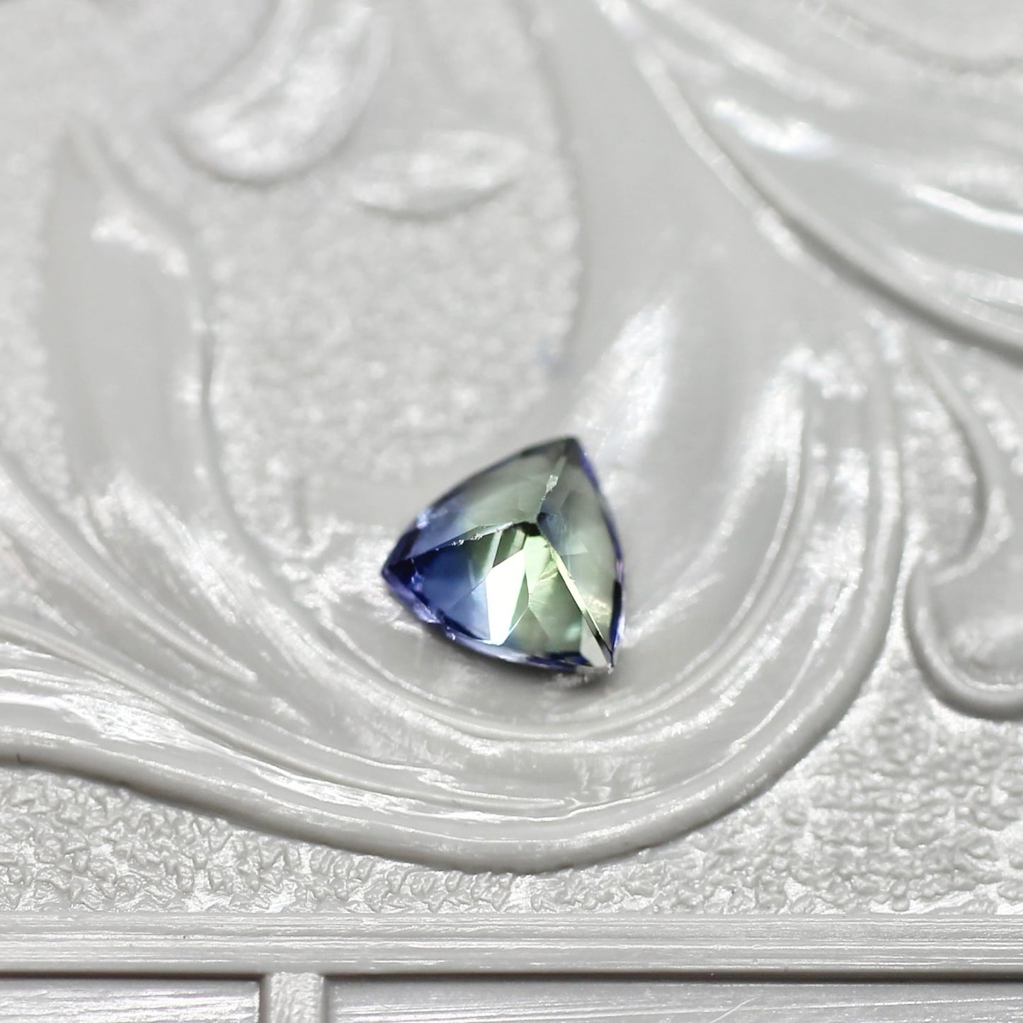 トリリアントカット バイカラーゾイサイト 0.44ct  4.5mm×4.5mm×3.1mm 【MJ2529】