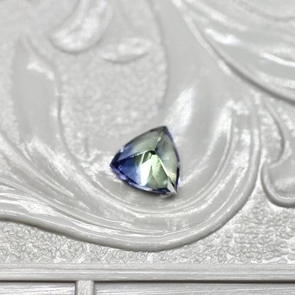 トリリアントカット バイカラーゾイサイト 0.44ct  4.5mm×4.5mm×3.1mm 【MJ2529】