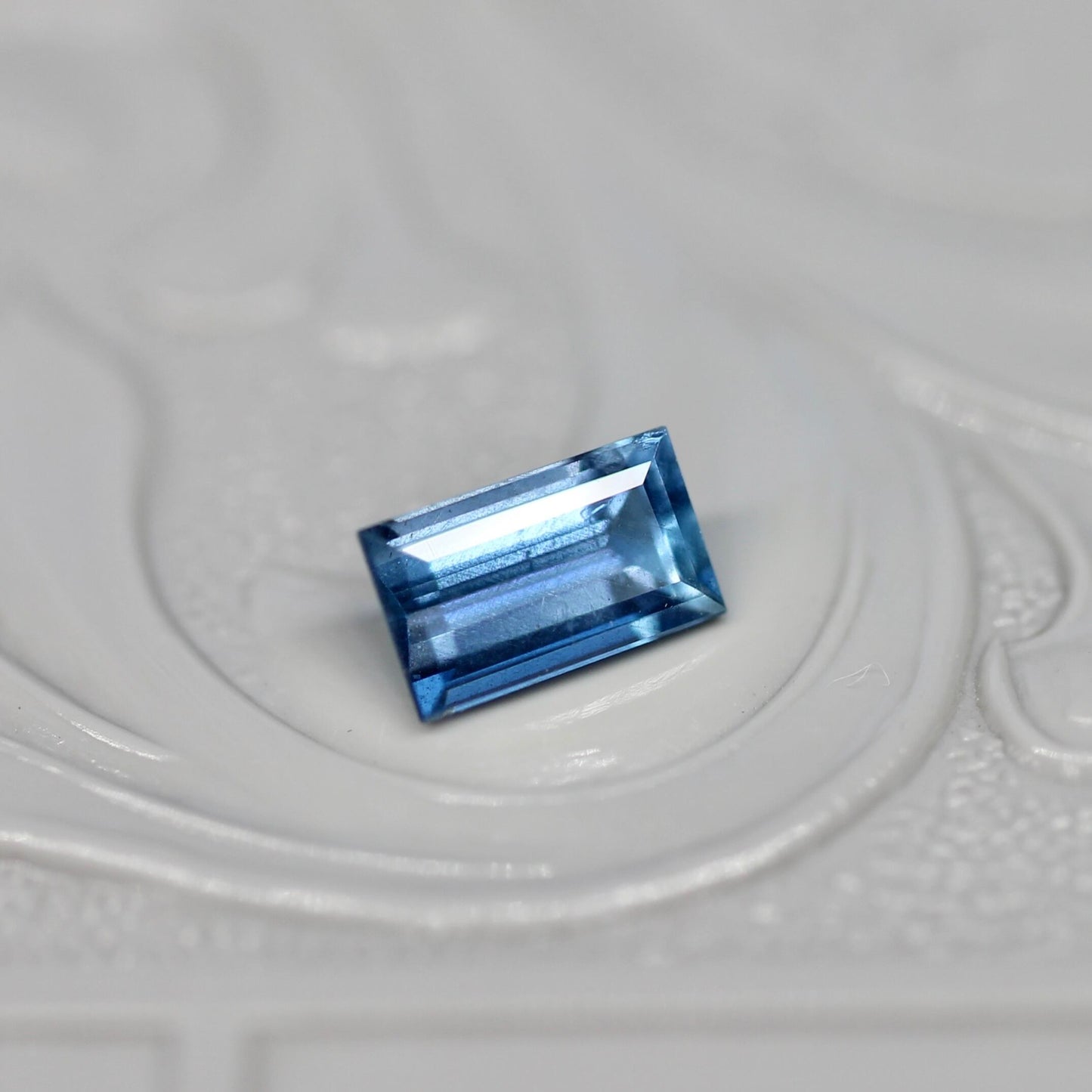 タトゥーアクアマリン 0.36ct スクエアカット 5.7mm×3.4mm×2.7mm【MJ2673】
