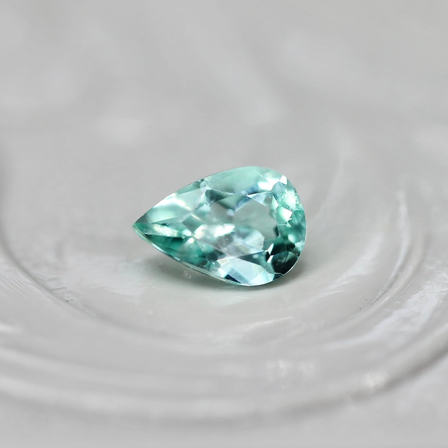 パライバカラーベリル 0.20ct ペアシェイプカット 4.8mm×3.4mm×2.7mm【MJ2715】