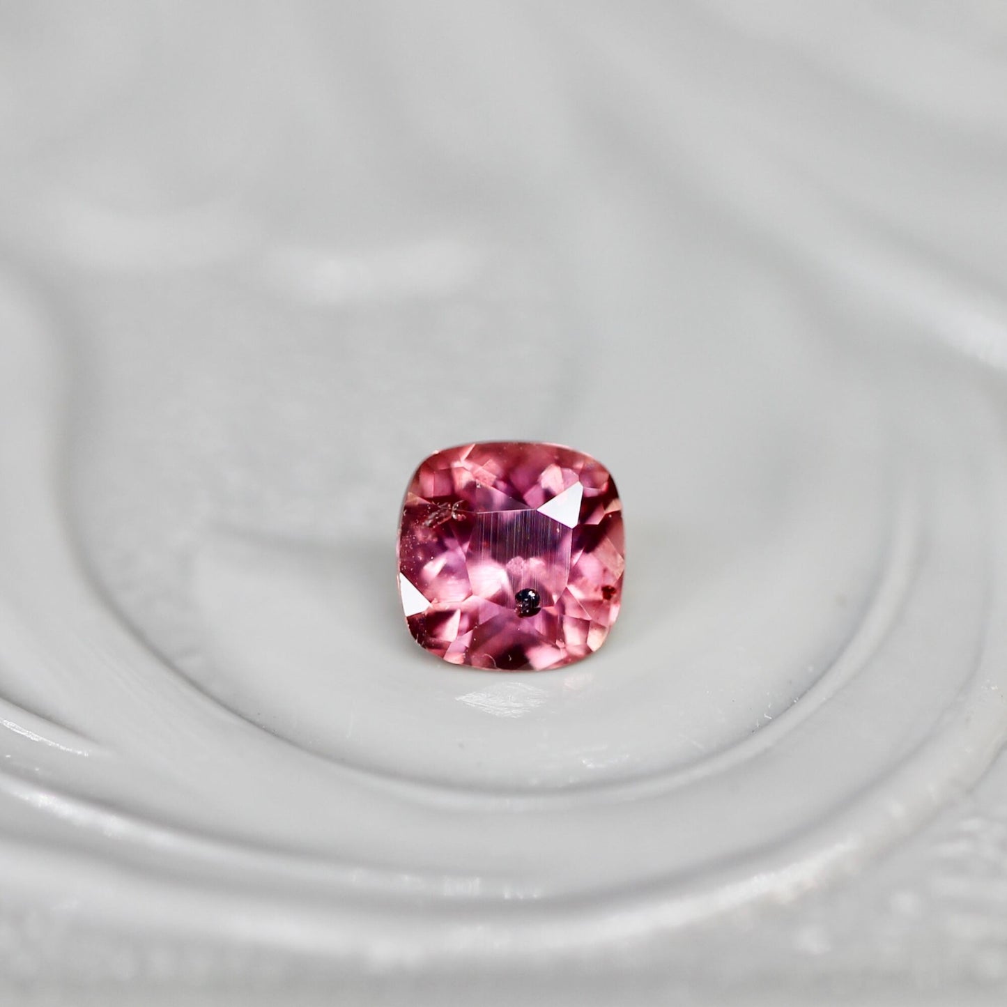 クッションカット パパラチアサファイア 0.166ct  2.8mm×2.8mm×1.6mm【MJ2582】