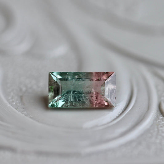 バイカラートルマリン 0.34ct 6mm×3.3mm 【MJ2424】