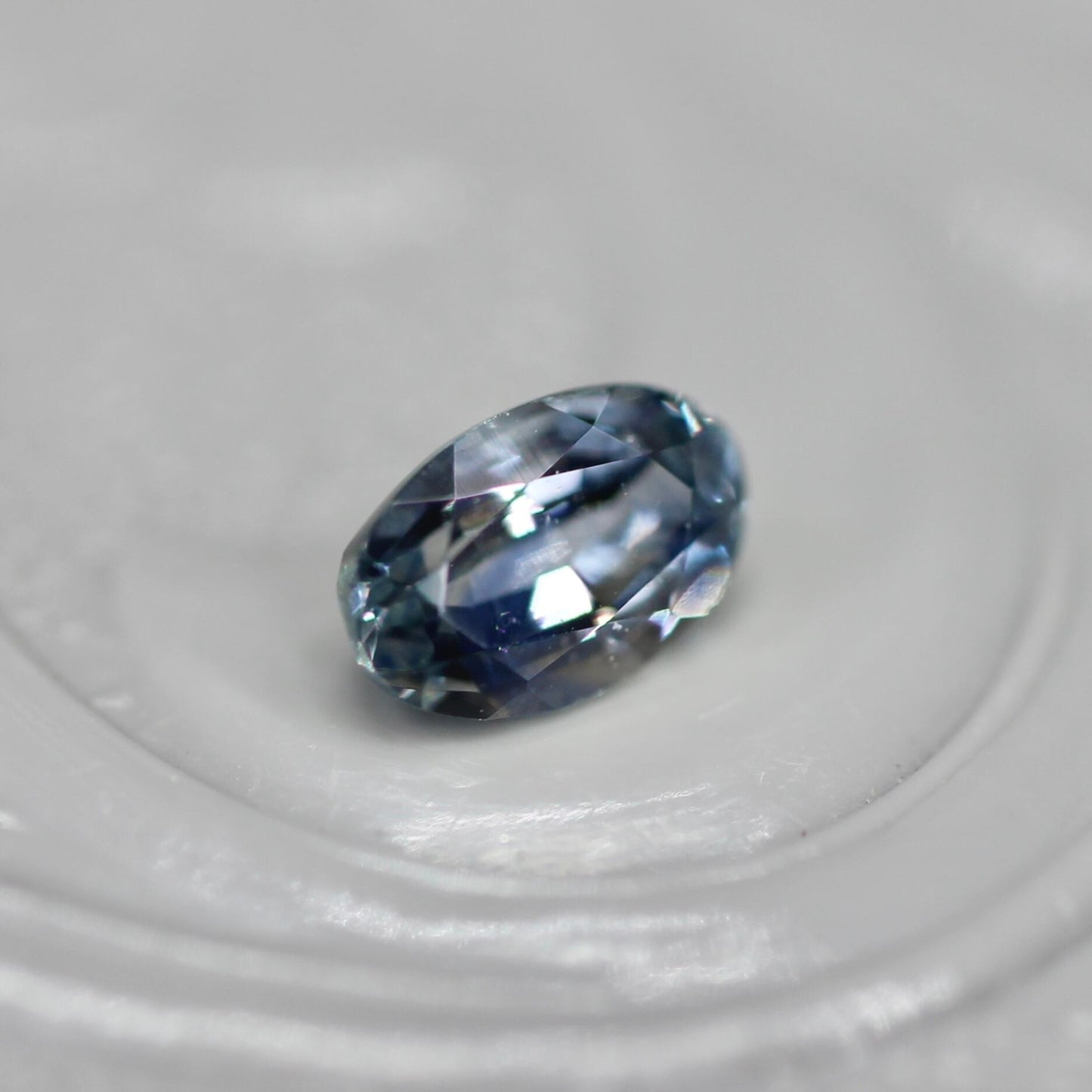 モンタナサファイア 0.32ct オーバルカット  4.7mm×2.9mm×2.0mm【MJ2732】