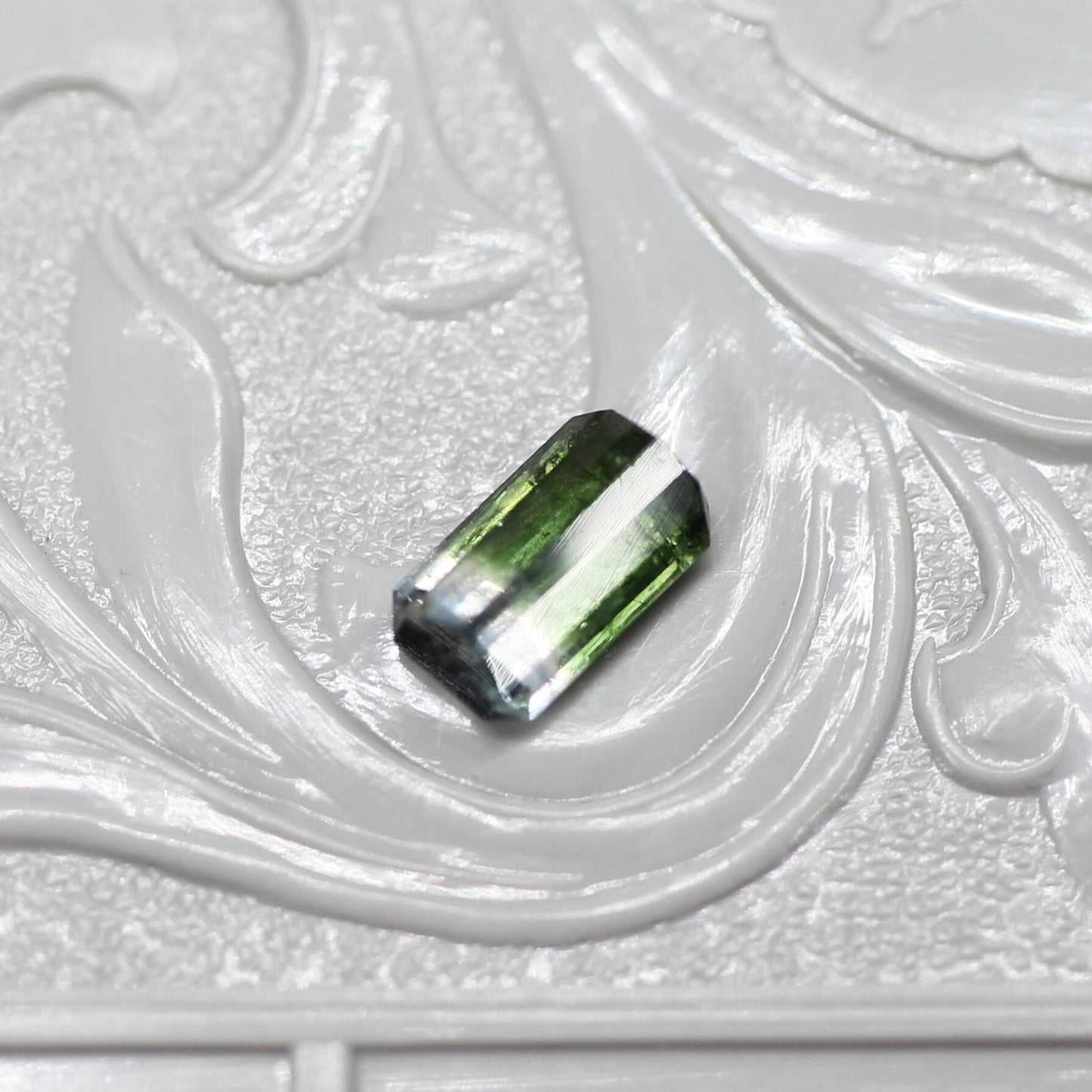 エメラルドカット バイカラートルマリン 0.65ct 6.1mm×3.5mm-2.5mm 【MJ2517】