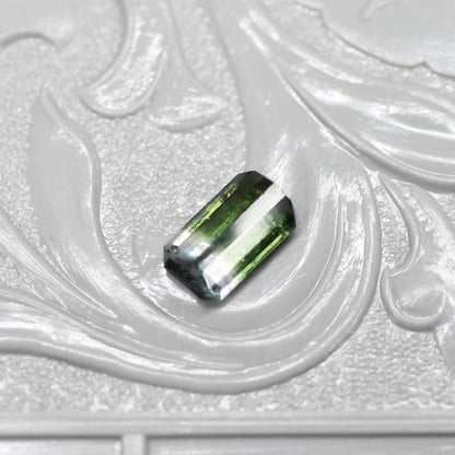 エメラルドカット バイカラートルマリン 0.65ct 6.1mm×3.5mm-2.5mm 【MJ2517】