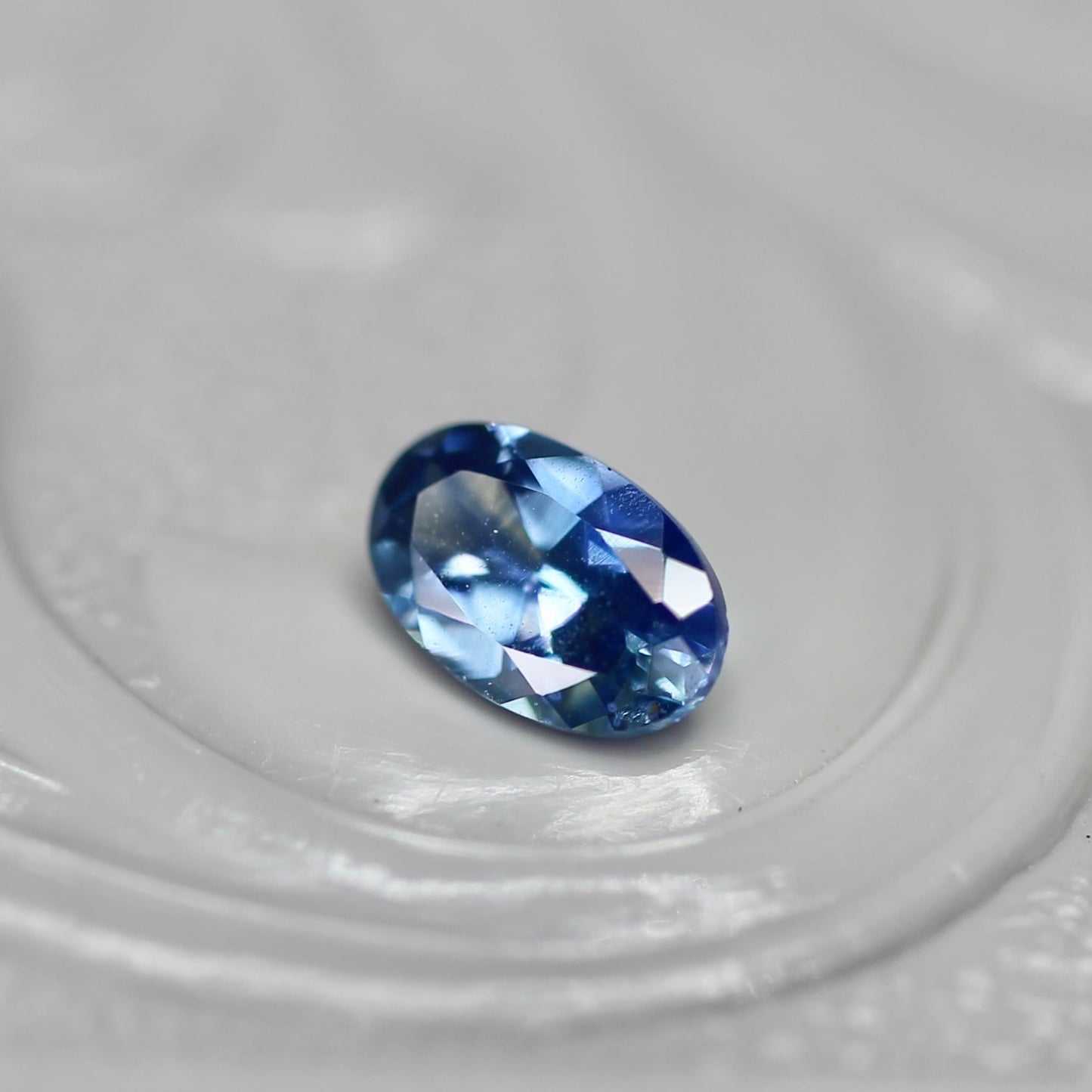 モンタナサファイア 0.29ct オーバルカット  4.9mm×3.0mm×2.1mm【MJ2730】