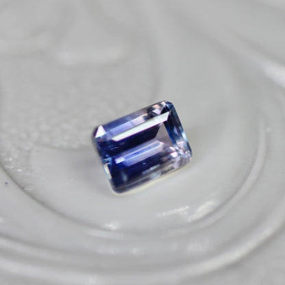 バイカラーサファイア 0.27ct エメラルドカット 4.2mm×3.1mm×2.2mm【MJ2711】