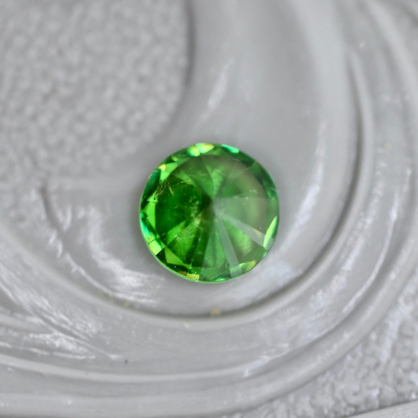 デマントイドガーネット 0.38ct 4.2mm 【MJ2409】