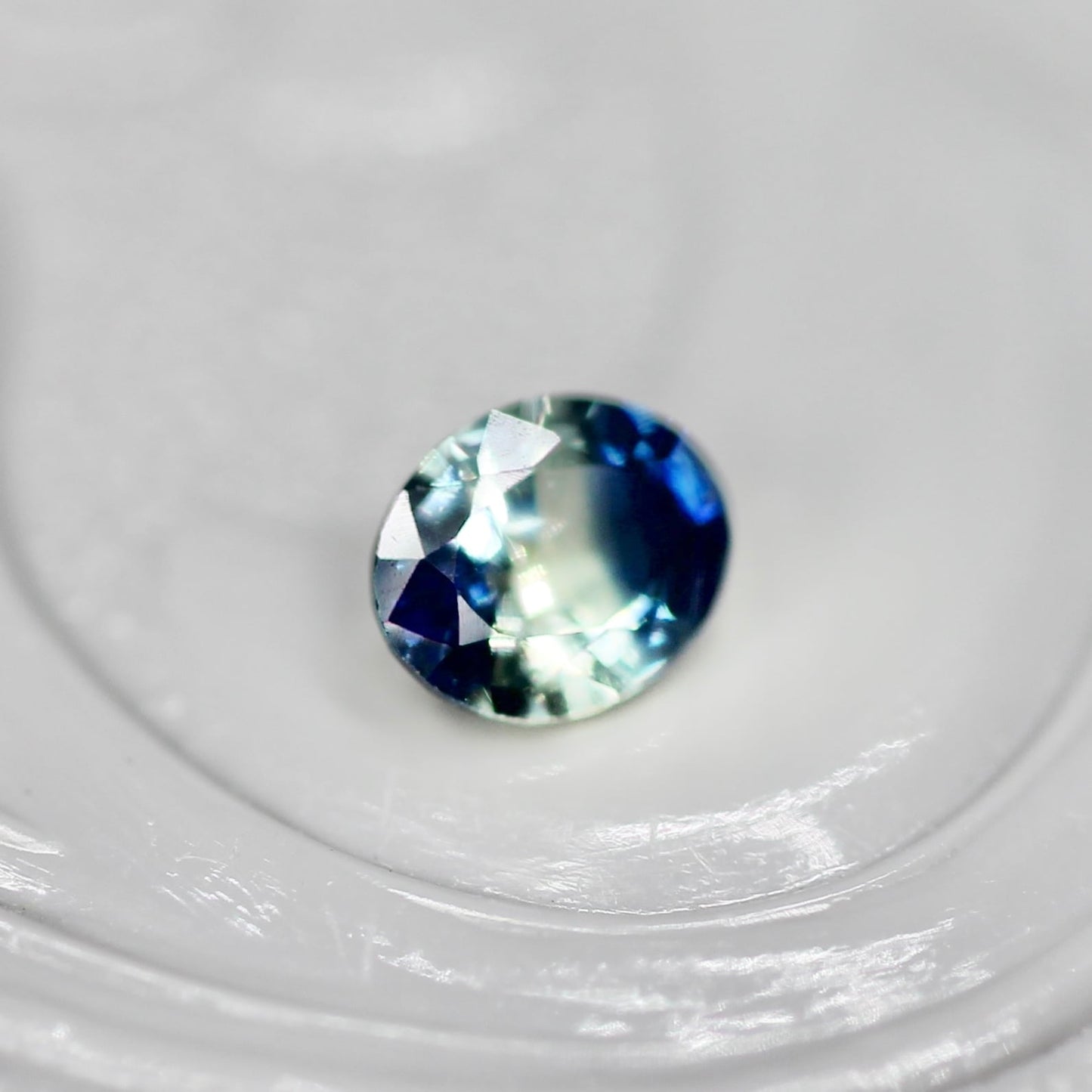 バイカラーサファイア 0.20ct オーバルカット 4.1mm×3.3mm×2.0mm【MJ2558】