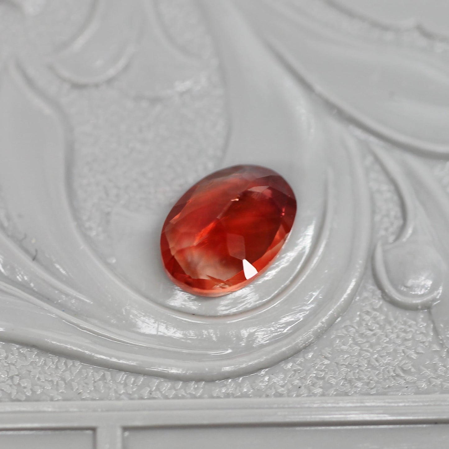 オーバルカット レッドラブラドライト 0.77ct 6.5mm×4.8mm-3.1mm 【MJ2510】