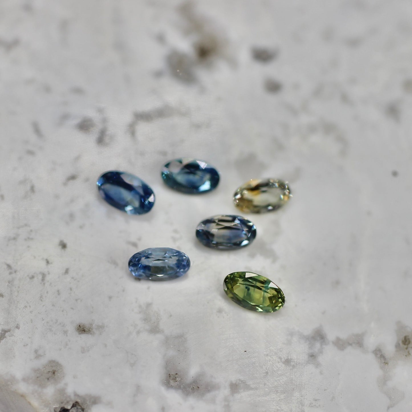 モンタナサファイア 0.32ct オーバルカット  4.7mm×2.9mm×2.0mm【MJ2732】