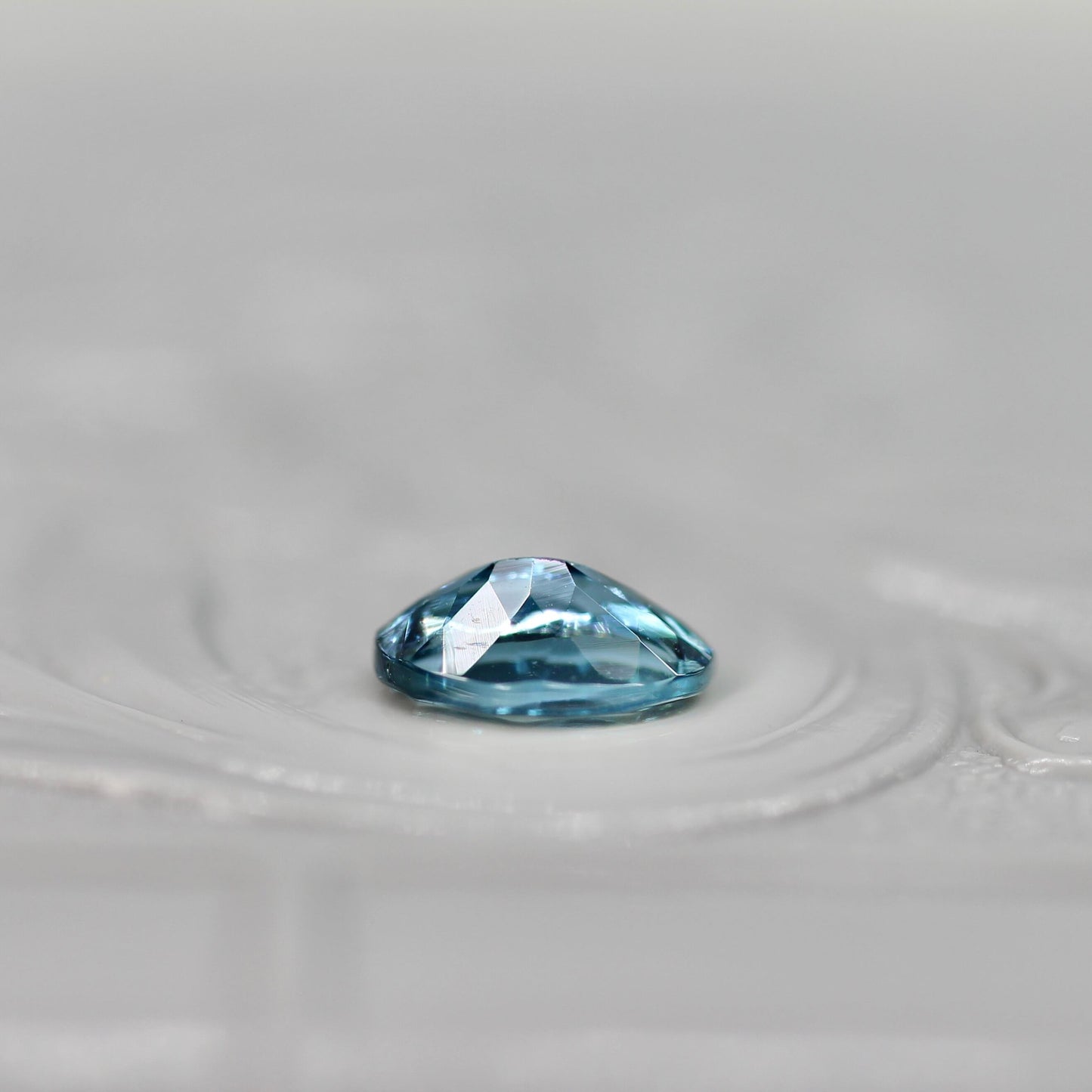 オーバルカット バイカラーゾイサイト 0.48ct  5.8mm×3.8mm×2.1mm 【MJ2527】