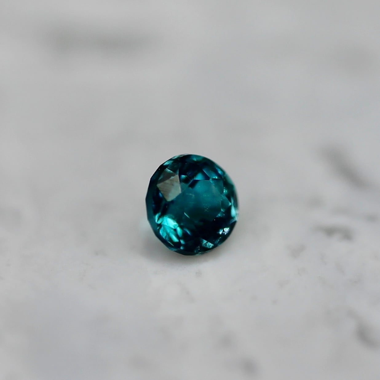 グランディディエライト 0.04ct ラウンドカット 2.2mm×2.2mm×1.8mm【MJ2693】