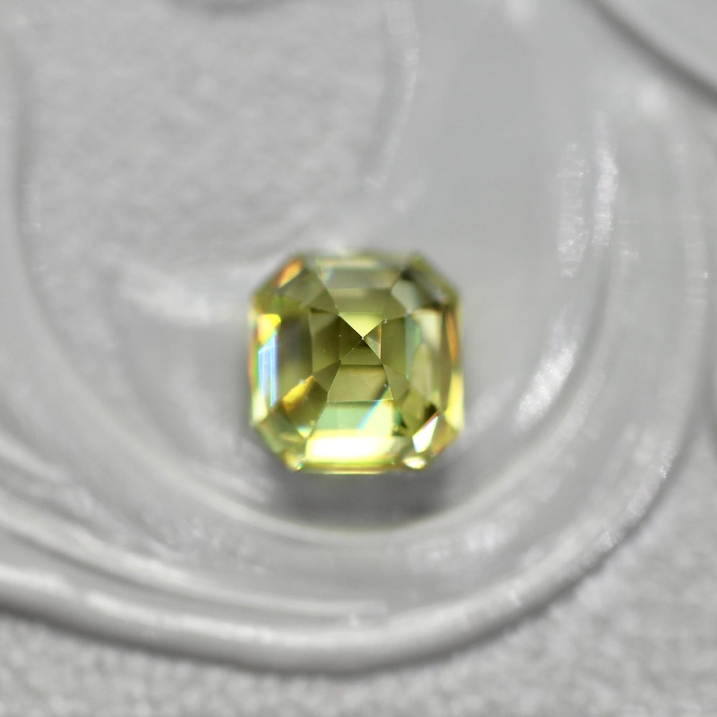 スフェーン 0.50ct ラディアントミックスカット 4.0mm×3.7mm×2.8mm【MJ2724】