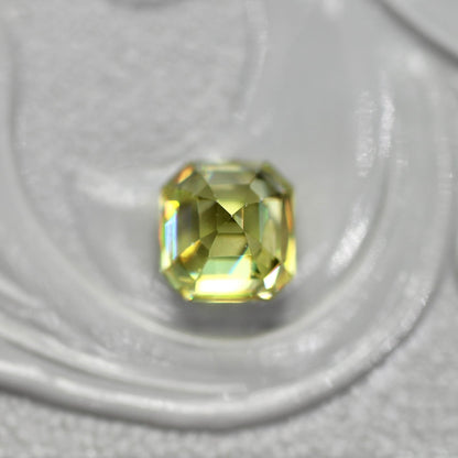 スフェーン 0.50ct ラディアントミックスカット 4.0mm×3.7mm×2.8mm【MJ2724】