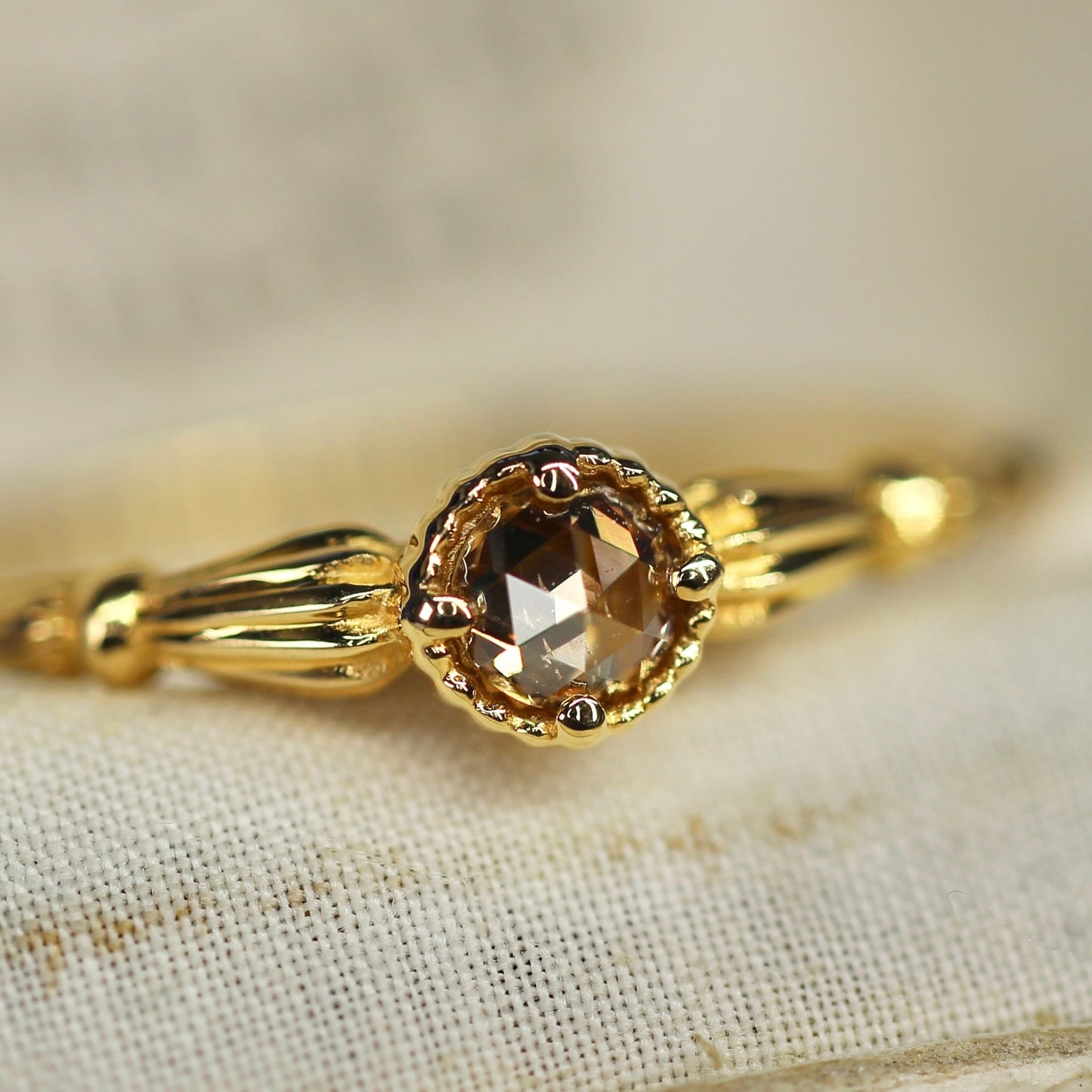 ローズカットブラウンダイヤモンド0.1ct K10YG ミルフレーム×アンティークアーム